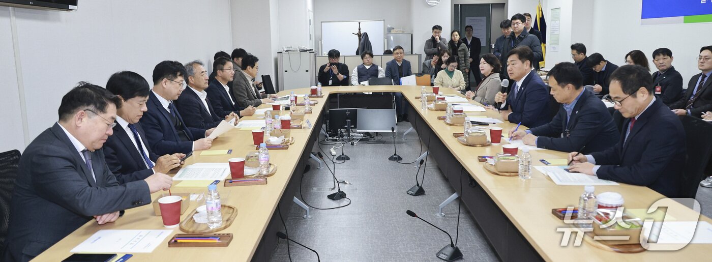 본문 이미지 -  18일 서울 국회 의원회관에서 전북도·더불어민주당 전북 국회의원 정책간담회가 진행된 가운데 김관영 전북도지사가 지역 현안들을 설명하고 있다.(전북도 제공. 재판매 및 DB금지)/뉴스1