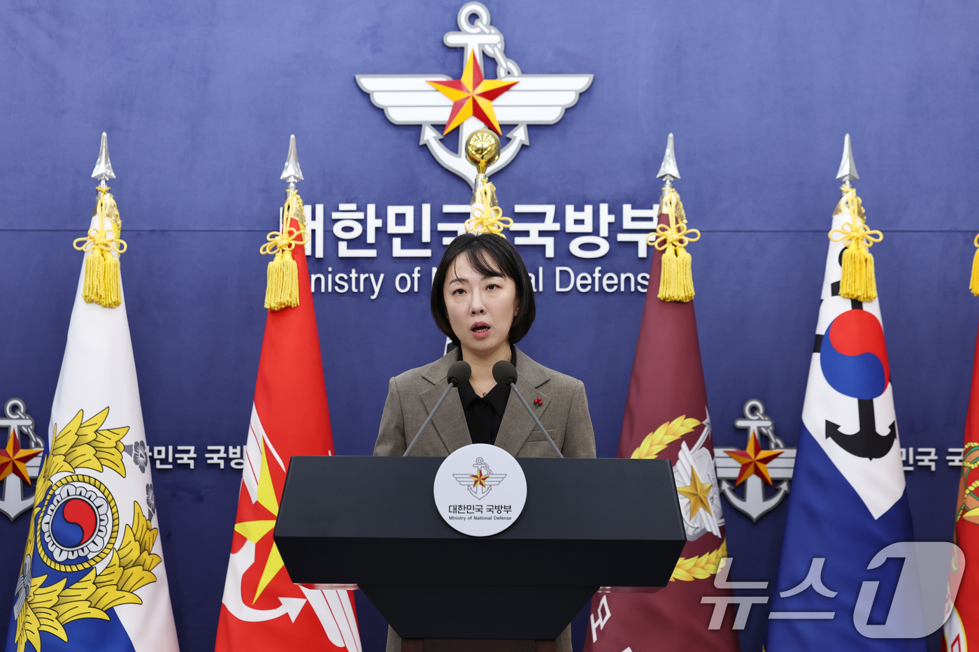 (서울=뉴스1) 구윤성 기자 = 정빛나 국방부 대변인이 18일 오전 서울 용산구 국방부에서 정례브리핑을 하고 있다. 2025.12.18/뉴스1