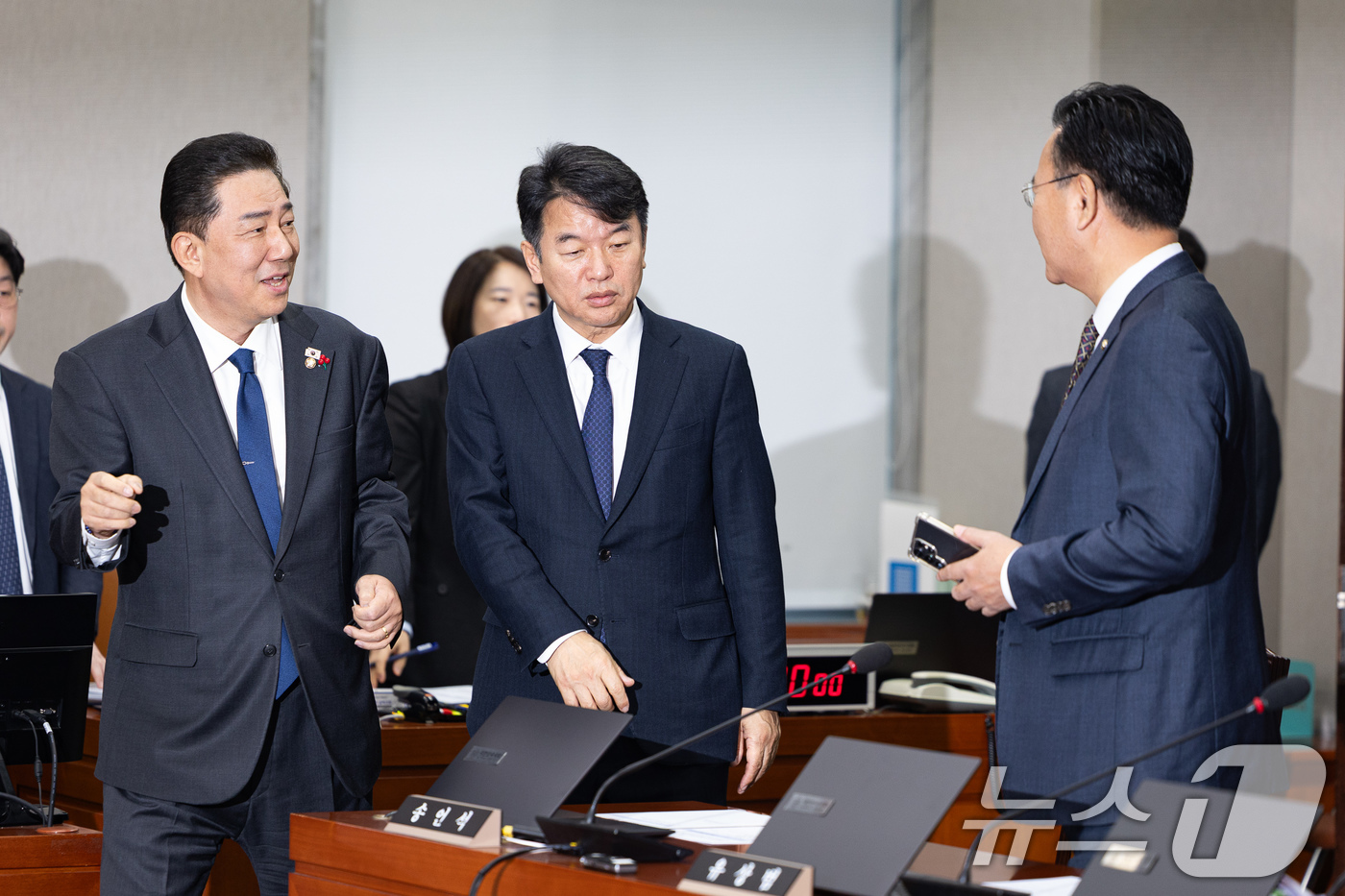 (서울=뉴스1) 유승관 기자 = 김병기 국회 운영위원장(왼쪽부터)과 문진석 더불어민주당 원내운영수석부대표, 유상범 국민의힘 원내운영수석부대표가 18일 서울 여의도 국회에서 열린 제 …