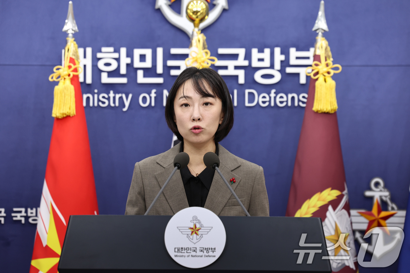 (서울=뉴스1) 구윤성 기자 = 정빛나 국방부 대변인이 18일 오전 서울 용산구 국방부에서 정례브리핑을 하고 있다. 2025.12.18/뉴스1