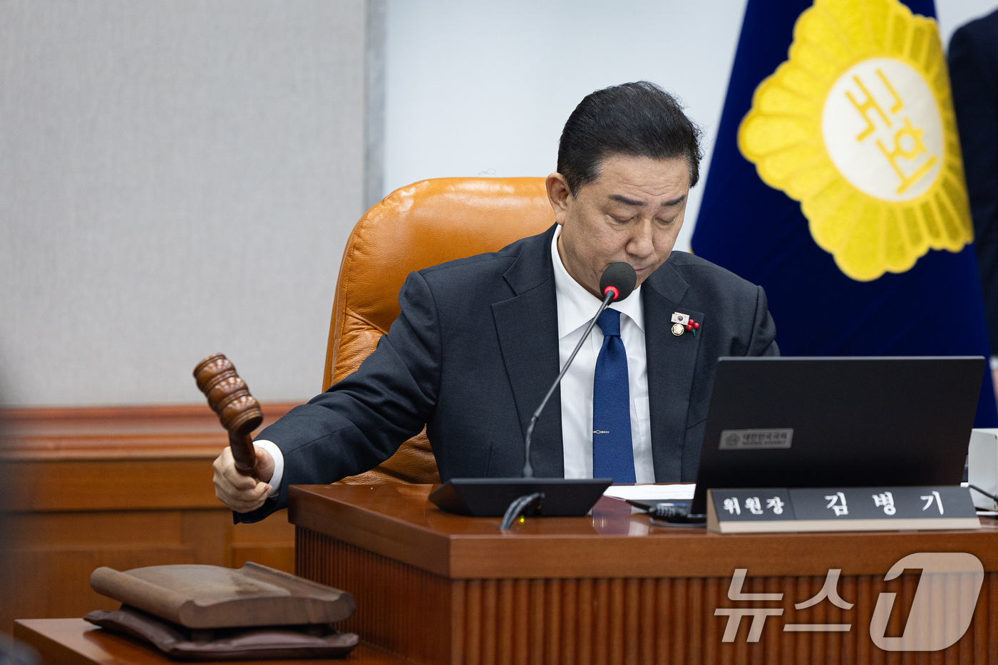 (서울=뉴스1) 유승관 기자 = 김병기 국회 운영위원장이 18일 서울 여의도 국회에서 열린 제430회 국회(임시회) 국회운영위원회 제1차 전체회의에서 의사봉을 두드리고 있다.국회 …