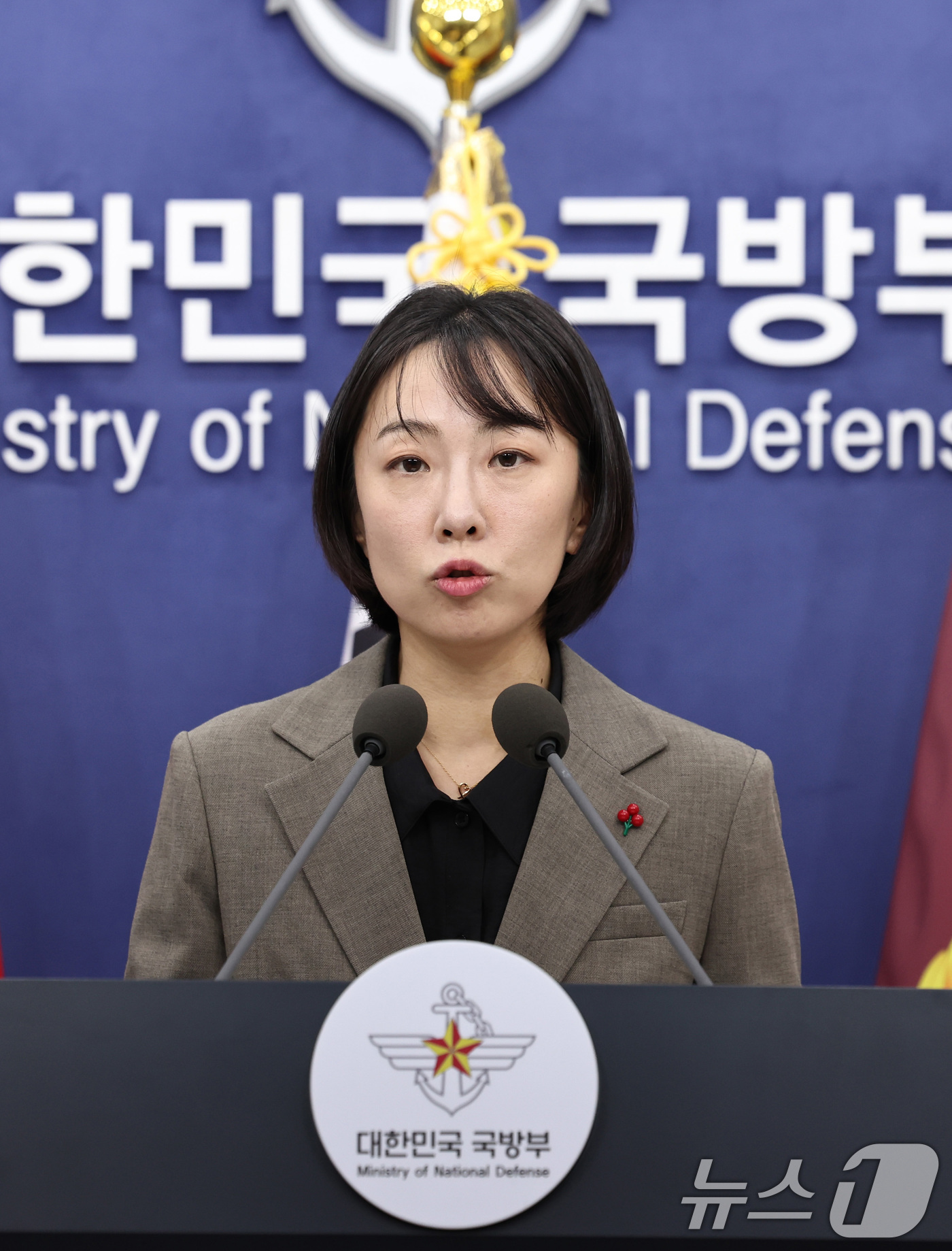 (서울=뉴스1) 구윤성 기자 = 정빛나 국방부 대변인이 18일 오전 서울 용산구 국방부에서 정례브리핑을 하고 있다. 2025.12.18/뉴스1