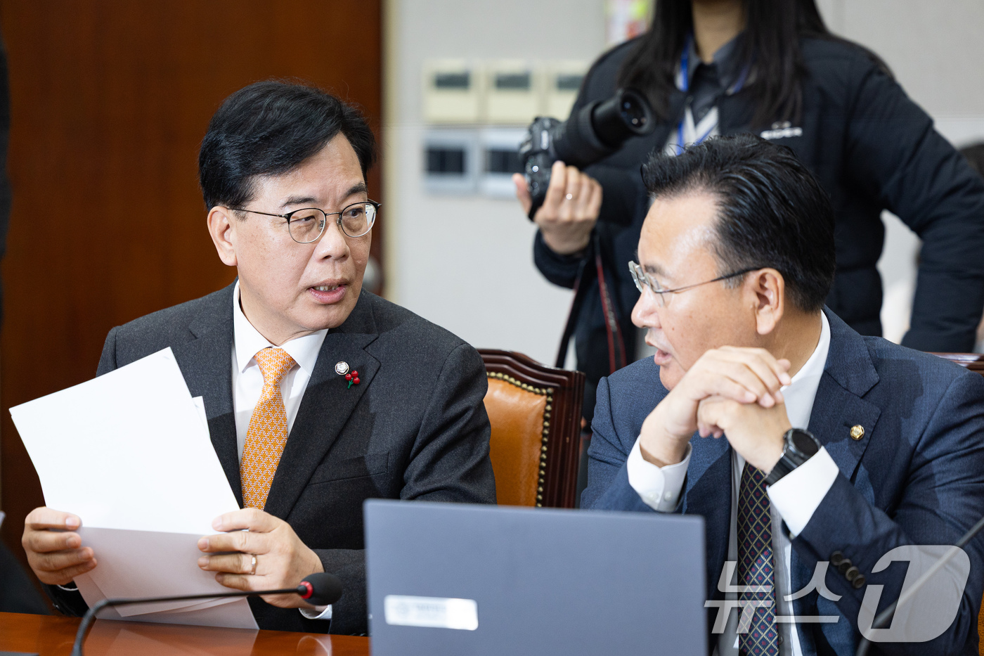 (서울=뉴스1) 유승관 기자 = 국민의힘 송언석 원내대표와 유상범 원내운영수석부대표가 18일 서울 여의도 국회에서 열린 제430회 국회(임시회) 국회운영위원회 제1차 전체회의에서 …