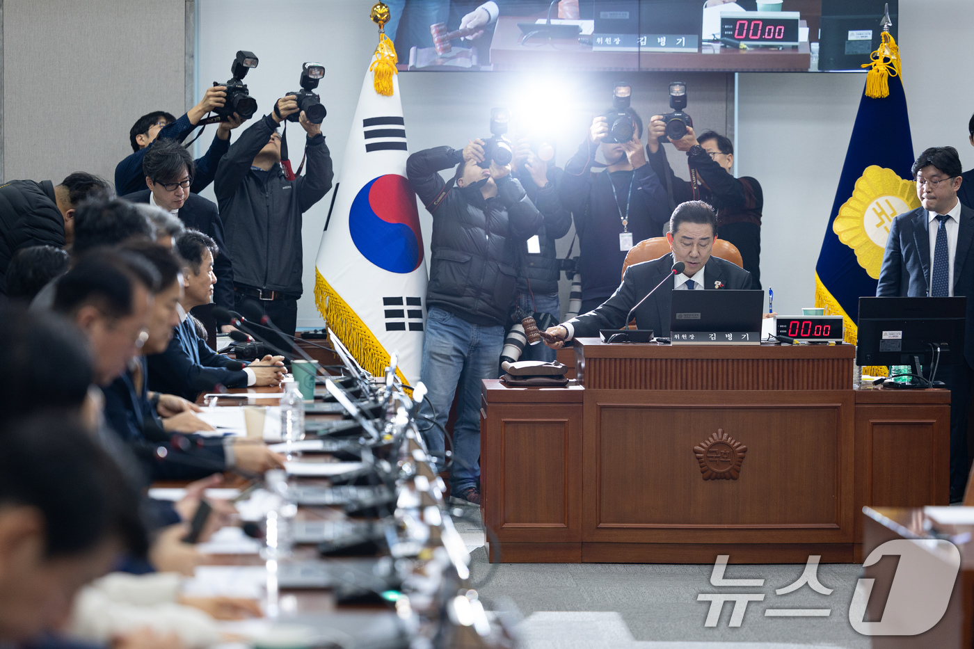 (서울=뉴스1) 유승관 기자 = 김병기 국회 운영위원장이 18일 서울 여의도 국회에서 열린 제430회 국회(임시회) 국회운영위원회 제1차 전체회의에서 의사봉을 두드리고 있다.국회 …