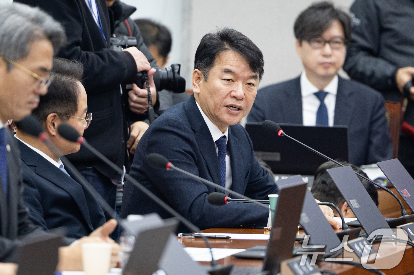 (서울=뉴스1) 유승관 기자 = 문진석 더불어민주당 원내운영수석부대표가 18일 서울 여의도 국회에서 열린 제430회 국회(임시회) 국회운영위원회 제1차 전체회의에서 정치개혁특별위원 …