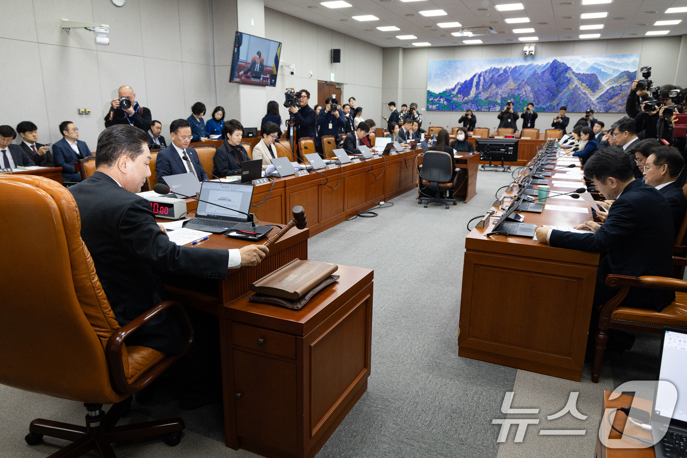 (서울=뉴스1) 유승관 기자 = 김병기 국회 운영위원장이 18일 서울 여의도 국회에서 열린 제430회 국회(임시회) 국회운영위원회 제1차 전체회의에서 의사봉을 두드리고 있다.국회 …