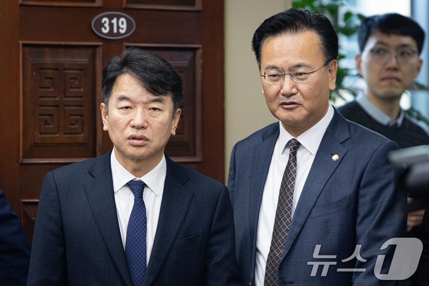 (서울=뉴스1) 유승관 기자 = 더불어민주당 문진석, 국민의힘 유상범 원내운영수석부대표가 18일 서울 여의도 국회에서 열린 제430회 국회(임시회) 국회운영위원회 제1차 전체회의에 …