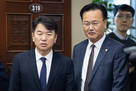 대화하며 입방하는 문진석·유상범