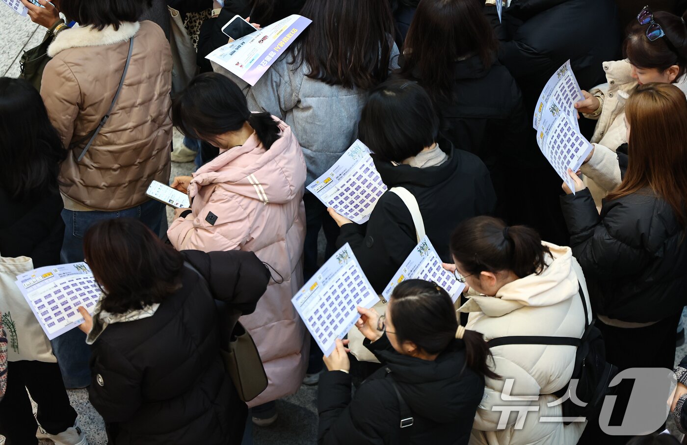 본문 이미지 - 18일 서울 강남구 코엑스에서 열린 2026학년도 정시 대학입학정보박람회를 찾은 학생과 학부모들이 입장을 기다리고 있다. 2025.12.18/뉴스1 ⓒ News1 김도우 기자