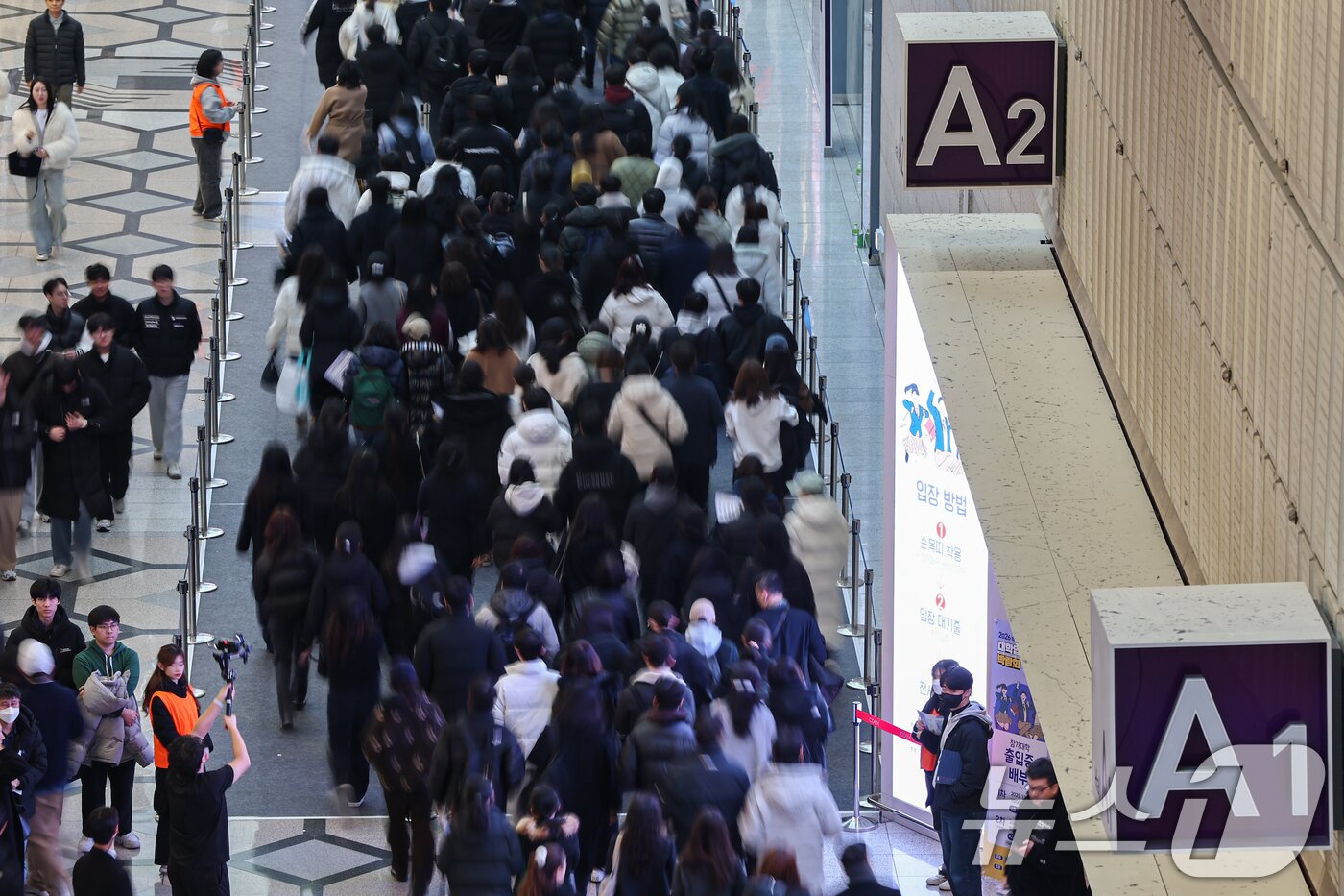 본문 이미지 - 18일 서울 강남구 코엑스에서 열린 2026학년도 정시 대학입학정보박람회를 찾은 학생과 학부모들이 입장하고 있다. 2025.12.18/뉴스1 ⓒ News1 김도우 기자