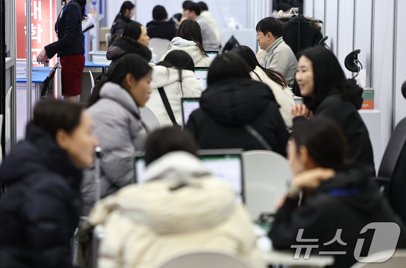 본문 이미지 - 18일 서울 강남구 코엑스에서 열린 2026학년도 정시 대학입학정보박람회에서 학생과 학부모들이 상담을 받고 있다. 2025.12.18/뉴스1 ⓒ News1 김도우 기자