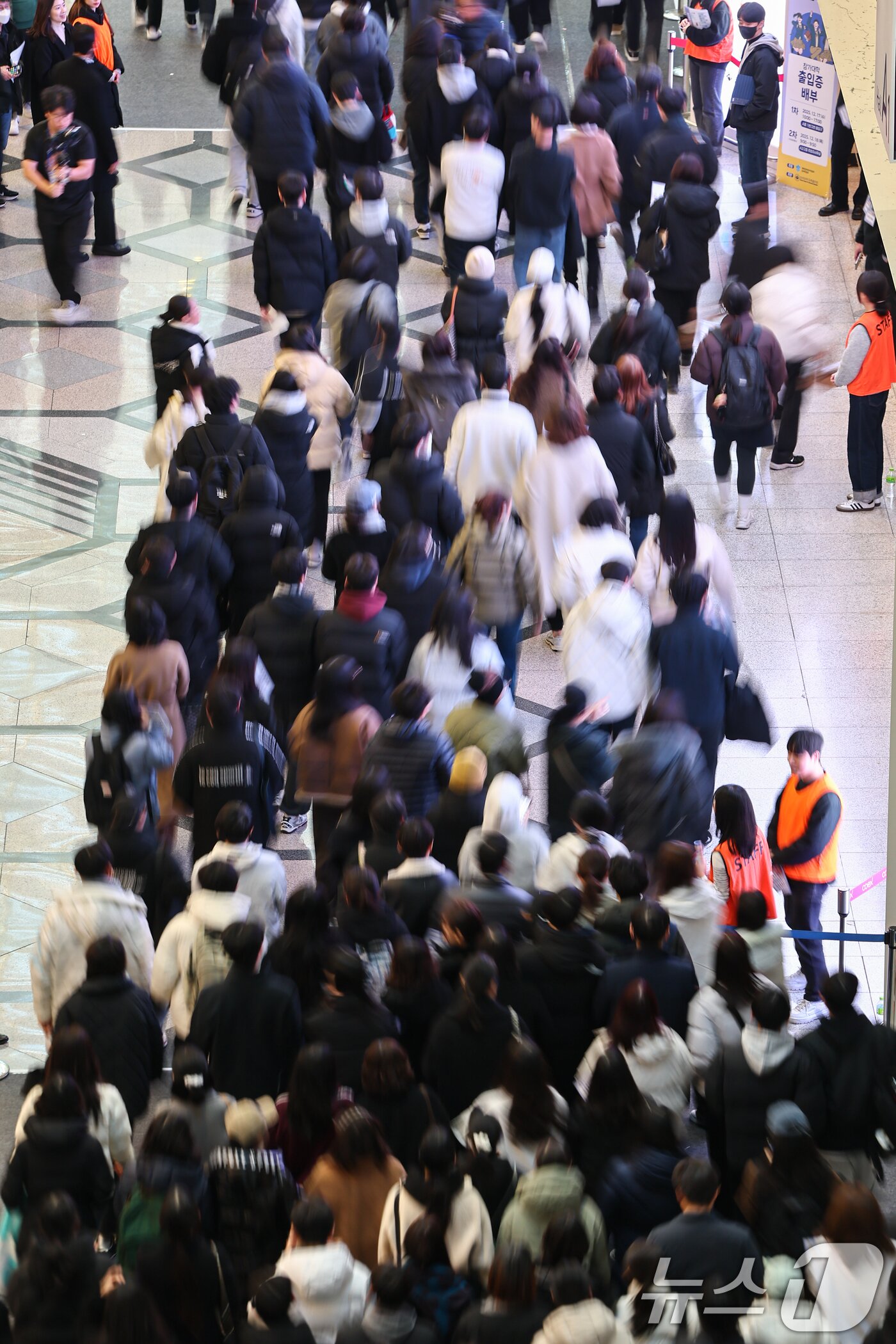 본문 이미지 - 18일 서울 강남구 코엑스에서 열린 2026학년도 정시 대학입학정보박람회를 찾은 학생과 학부모들이 입장하고 있다. 2025.12.18/뉴스1 ⓒ News1 김도우 기자