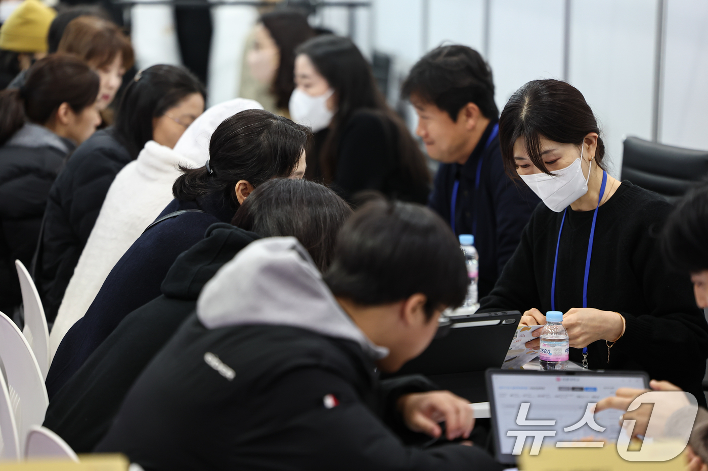 (서울=뉴스1) 김도우 기자 = 18일 서울 강남구 코엑스에서 열린 2026학년도 정시 대학입학정보박람회에서 학생과 학부모들이 상담을 받고 있다. 2025.12.18/뉴스1