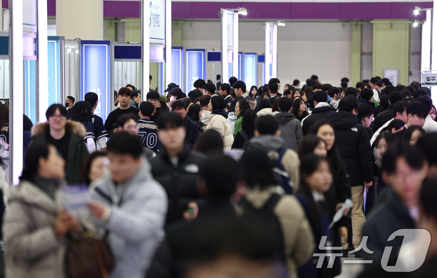 (서울=뉴스1) 김도우 기자 = 18일 서울 강남구 코엑스에서 열린 2026학년도 정시 대학입학정보박람회에서 학생과 학부모들이 대학교 상담 부스를 둘러보고 있다. 2025.12.1 …