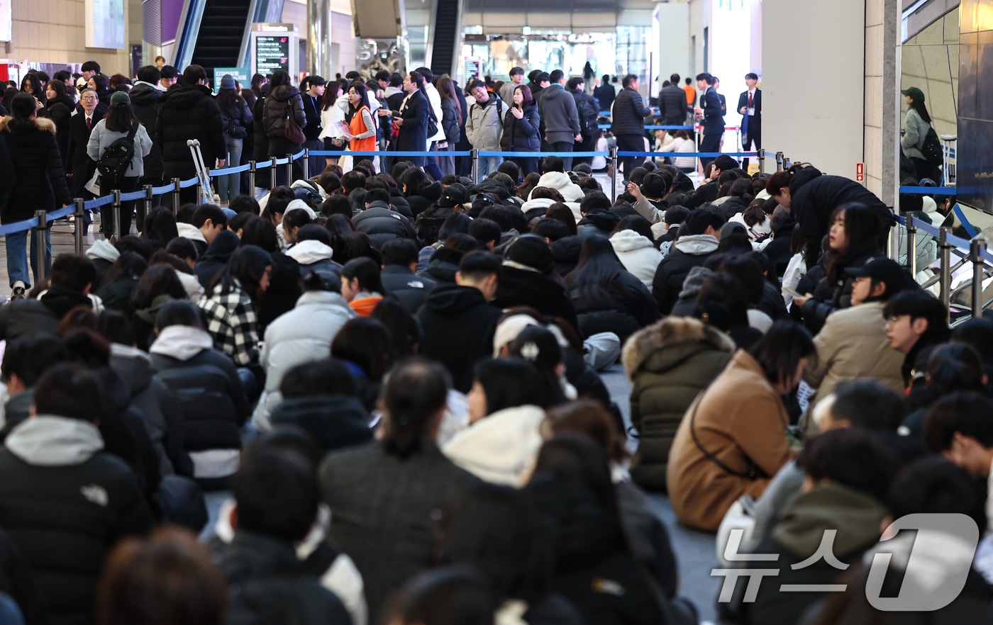 (서울=뉴스1) 김도우 기자 = 18일 서울 강남구 코엑스에서 열린 2026학년도 정시 대학입학정보박람회를 찾은 학생과 학부모들이 입장을 기다리고 있다. 2025.12.18/뉴스1 …
