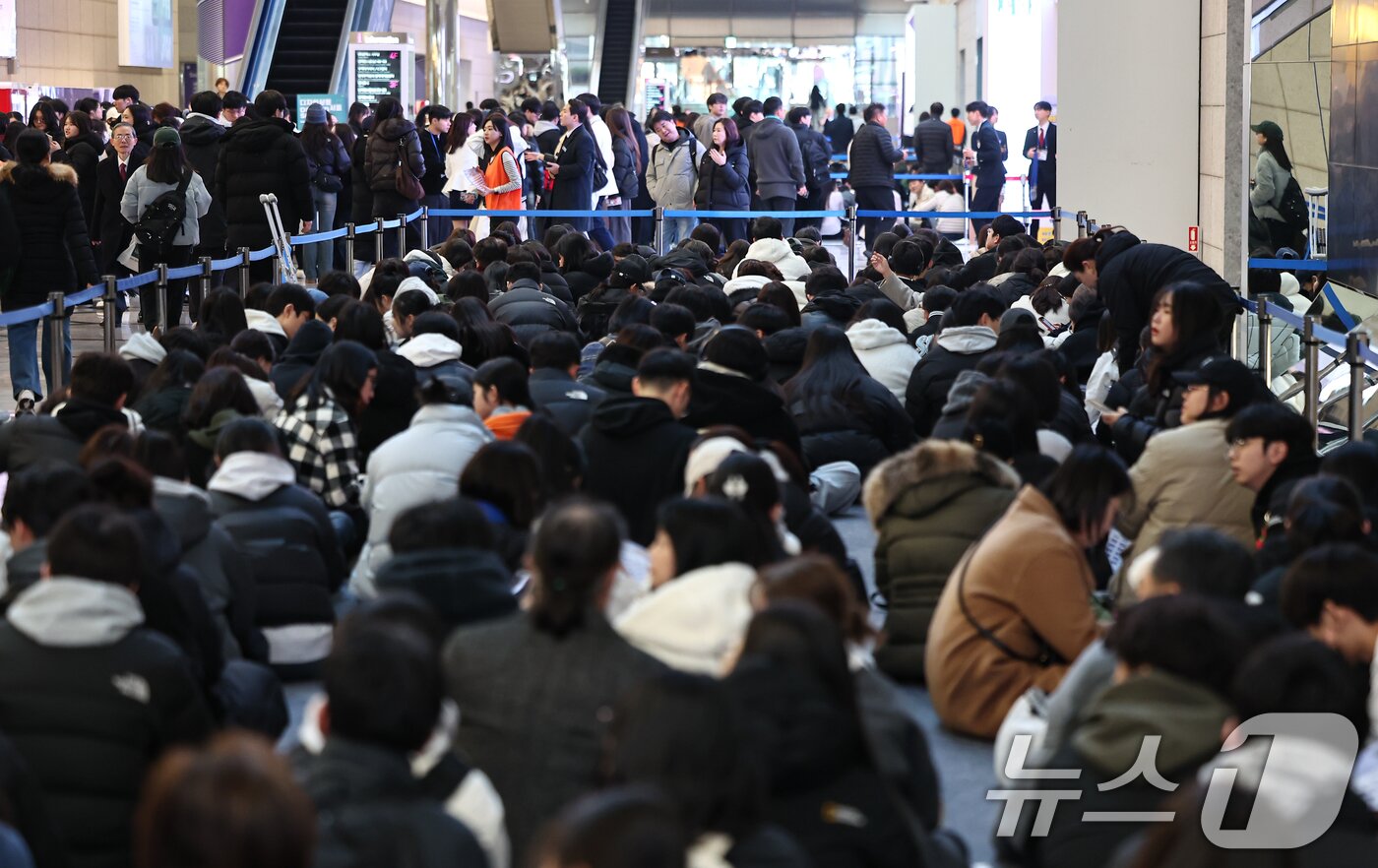 본문 이미지 - 18일 서울 강남구 코엑스에서 열린 2026학년도 정시 대학입학정보박람회를 찾은 학생과 학부모들이 입장을 기다리고 있다. 2025.12.18/뉴스1 ⓒ News1 김도우 기자