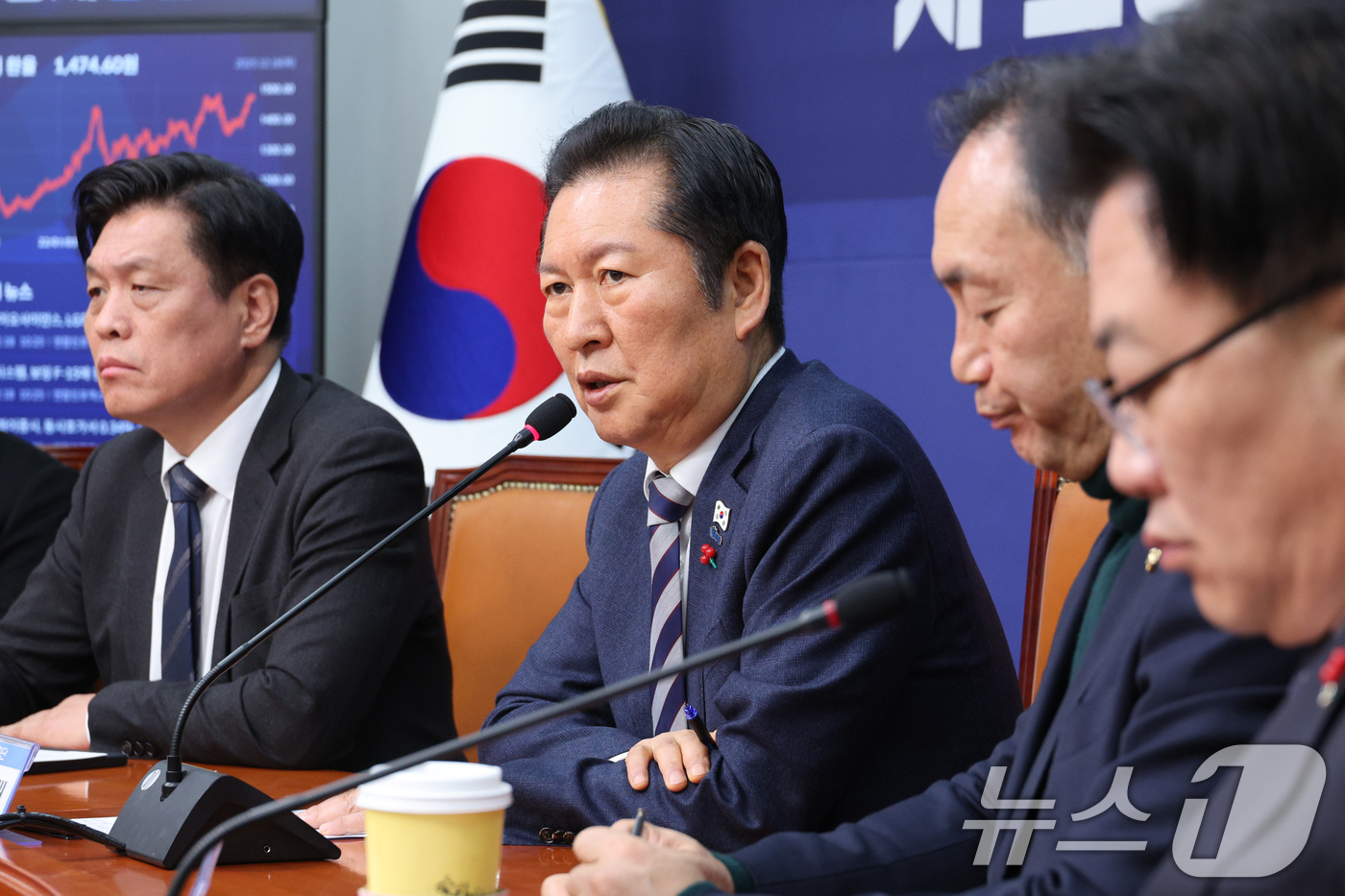 (서울=뉴스1) 신웅수 기자 = 정청래 더불어민주당 대표가 18일 서울 여의도 국회에서 열린 시·도당지방선거기획단 연석회의에서 발언하고 있다. 2025.12.18/뉴스1