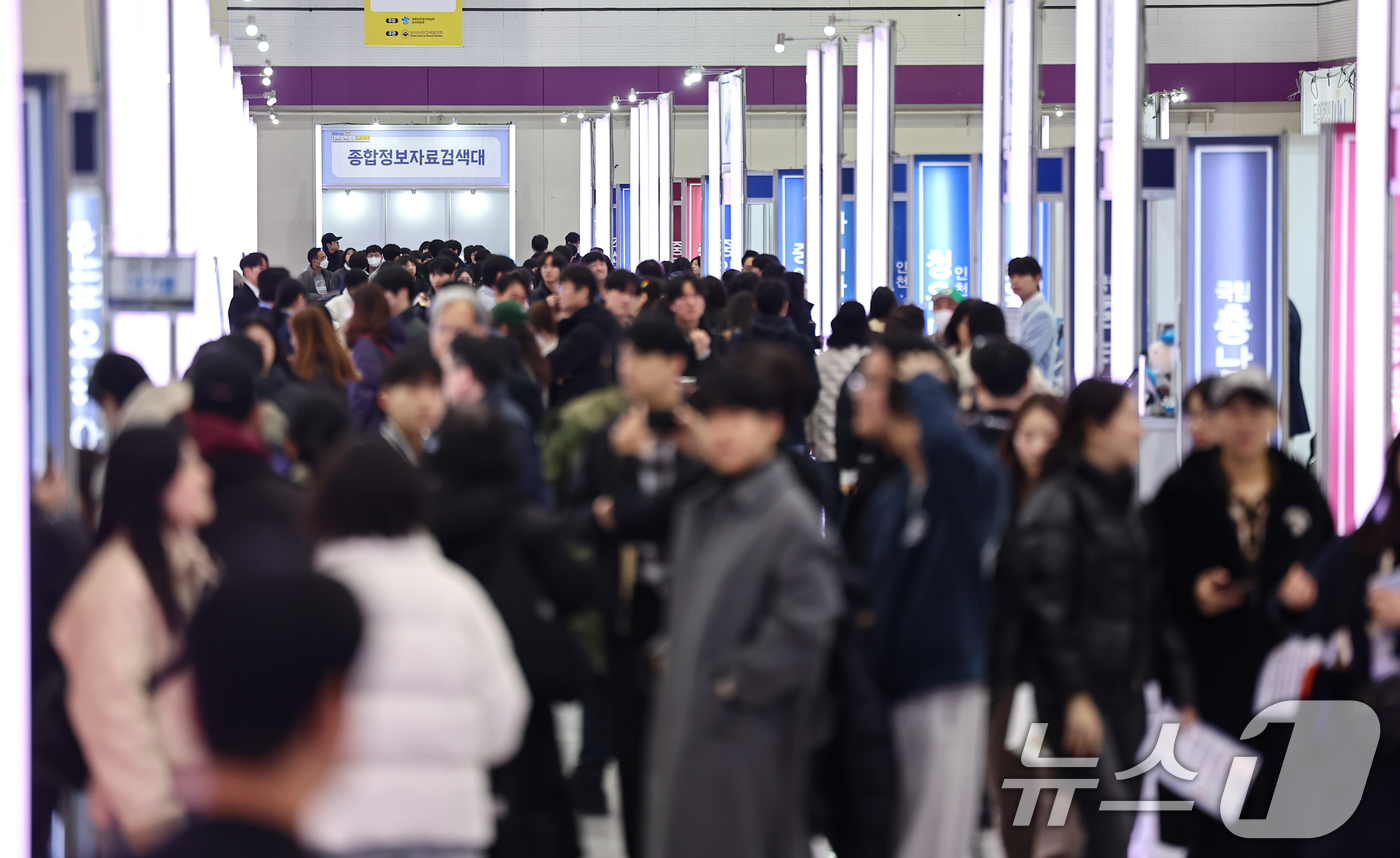 (서울=뉴스1) 김도우 기자 = 18일 서울 강남구 코엑스에서 열린 2026학년도 정시 대학입학정보박람회에서 학생과 학부모들이 대학교 상담 부스를 둘러보고 있다. 2025.12.1 …