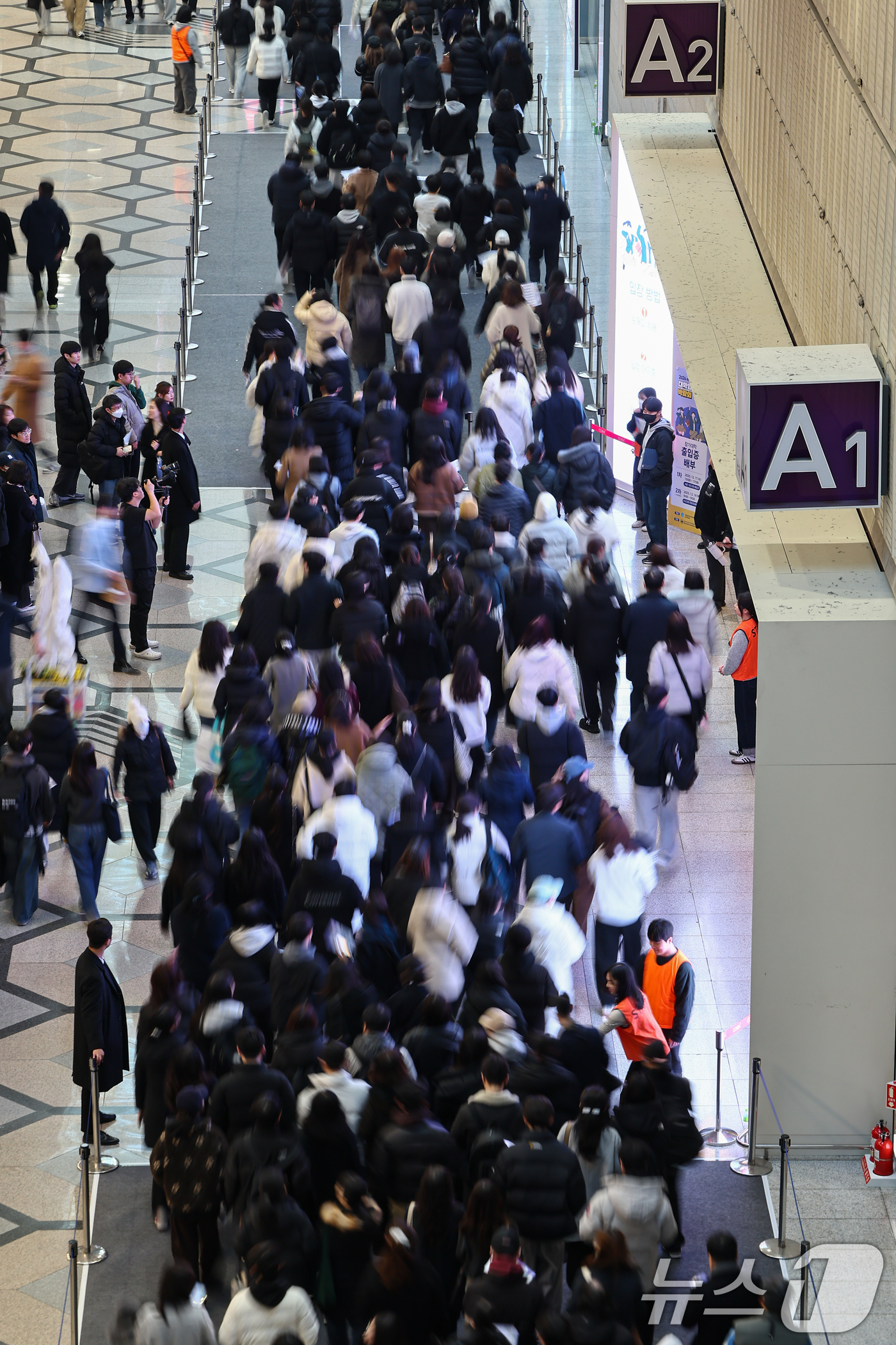 (서울=뉴스1) 김도우 기자 = 18일 서울 강남구 코엑스에서 열린 2026학년도 정시 대학입학정보박람회를 찾은 학생과 학부모들이 입장하고 있다. 2025.12.18/뉴스1