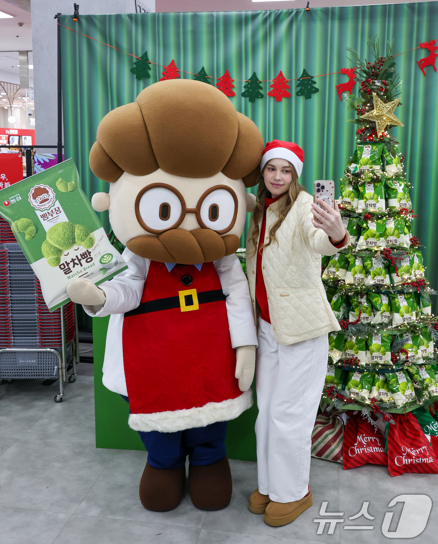 (서울=뉴스1) 안은나 기자 = 18일 중구 롯데마트 제타플렉스 서울역점에서 모델들이 농심 베이커리 스낵 빵부장 시리즈 '빵부장 말차빵' 출시를 알리고 있다.최근 말차 관련 제품이 …