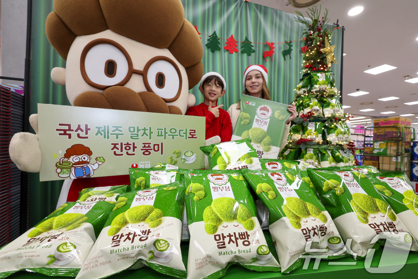 (서울=뉴스1) 안은나 기자 = 18일 중구 롯데마트 제타플렉스 서울역점에서 모델들이 농심 베이커리 스낵 빵부장 시리즈 '빵부장 말차빵' 출시를 알리고 있다.최근 말차 관련 제품이 …