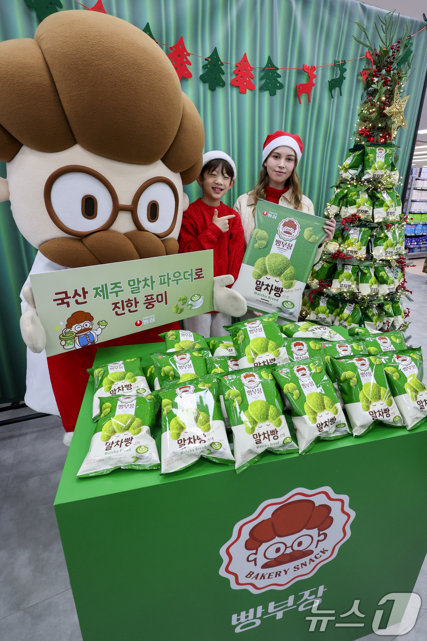 (서울=뉴스1) 안은나 기자 = 18일 중구 롯데마트 제타플렉스 서울역점에서 모델들이 농심 베이커리 스낵 빵부장 시리즈 '빵부장 말차빵' 출시를 알리고 있다.최근 말차 관련 제품이 …