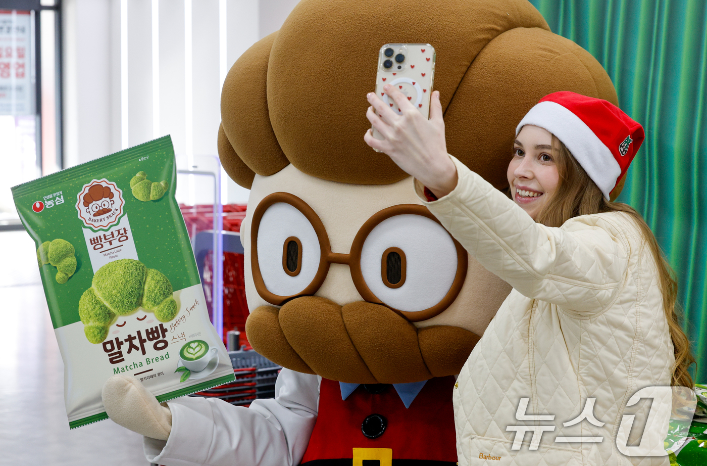 (서울=뉴스1) 안은나 기자 = 18일 중구 롯데마트 제타플렉스 서울역점에서 모델들이 농심 베이커리 스낵 빵부장 시리즈 '빵부장 말차빵' 출시를 알리고 있다.최근 말차 관련 제품이 …
