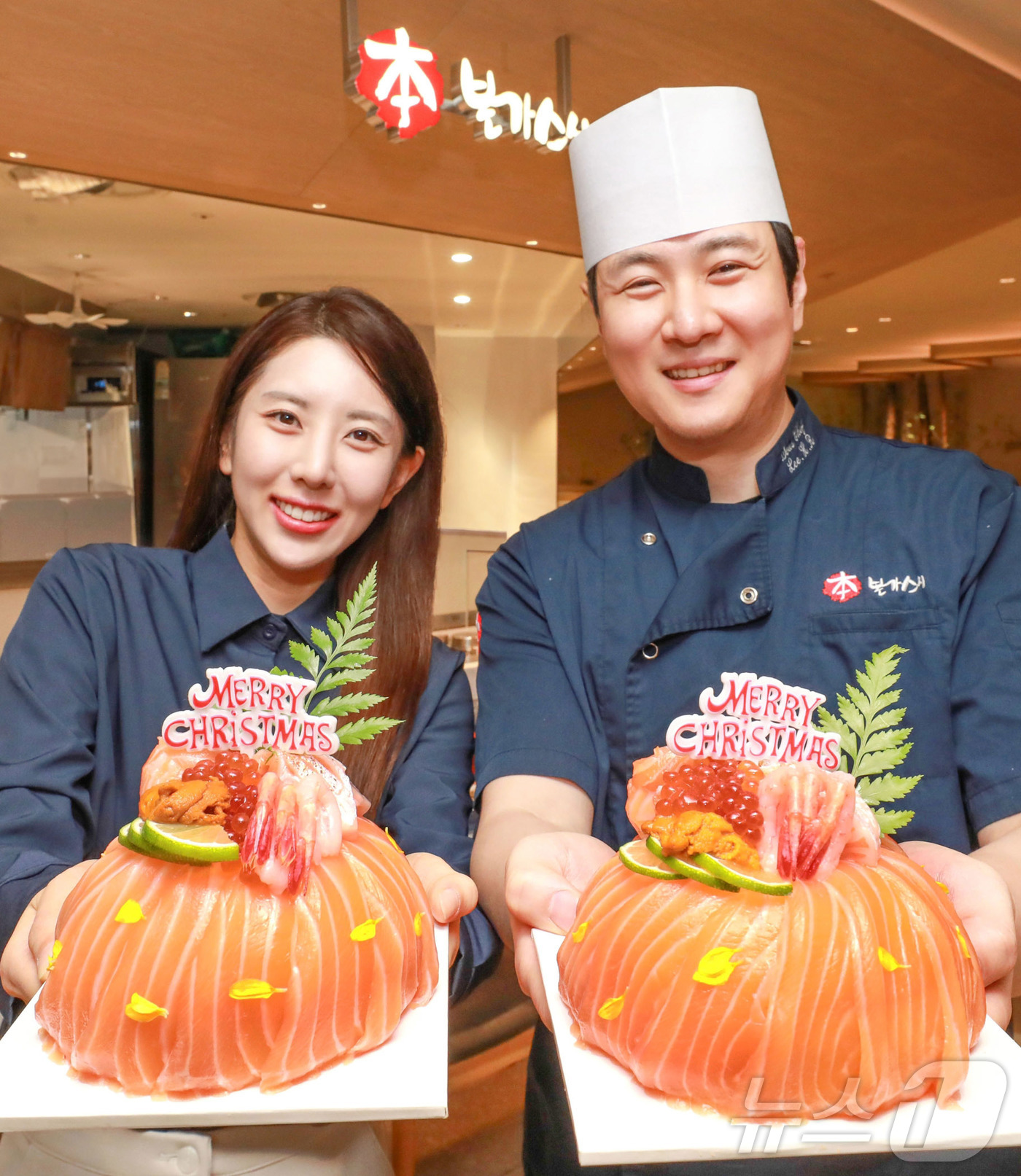 (서울=뉴스1) = 현대백화점그룹 계열 종합식품기업 현대그린푸드는 오는 31일까지 정통 일식 회전초밥 브랜드 '본가스시'에서 '스시 케이크' 등 연말 한정 메뉴 4종을 선보인다고 …