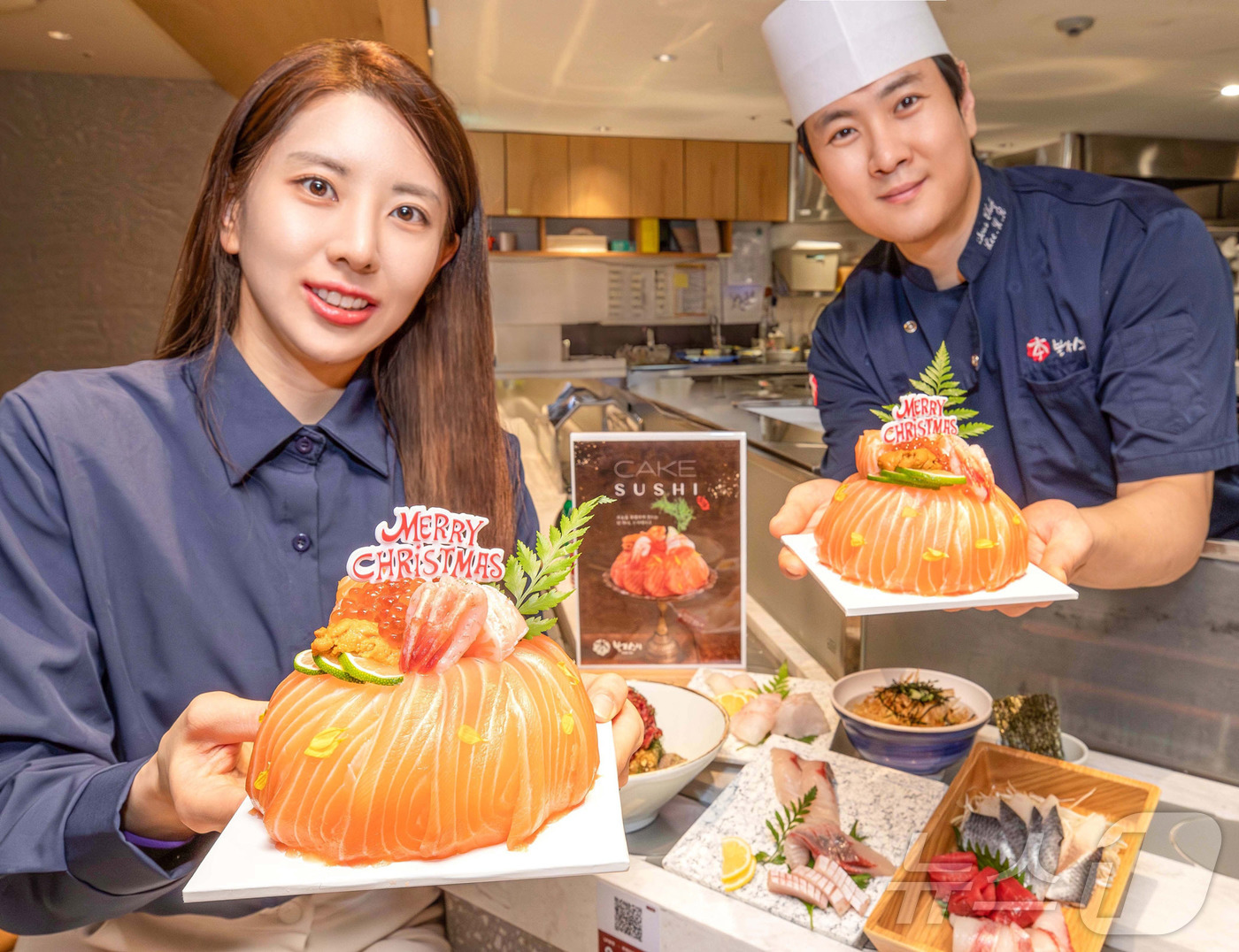 (서울=뉴스1) = 현대백화점그룹 계열 종합식품기업 현대그린푸드는 오는 31일까지 정통 일식 회전초밥 브랜드 '본가스시'에서 '스시 케이크' 등 연말 한정 메뉴 4종을 선보인다고 …