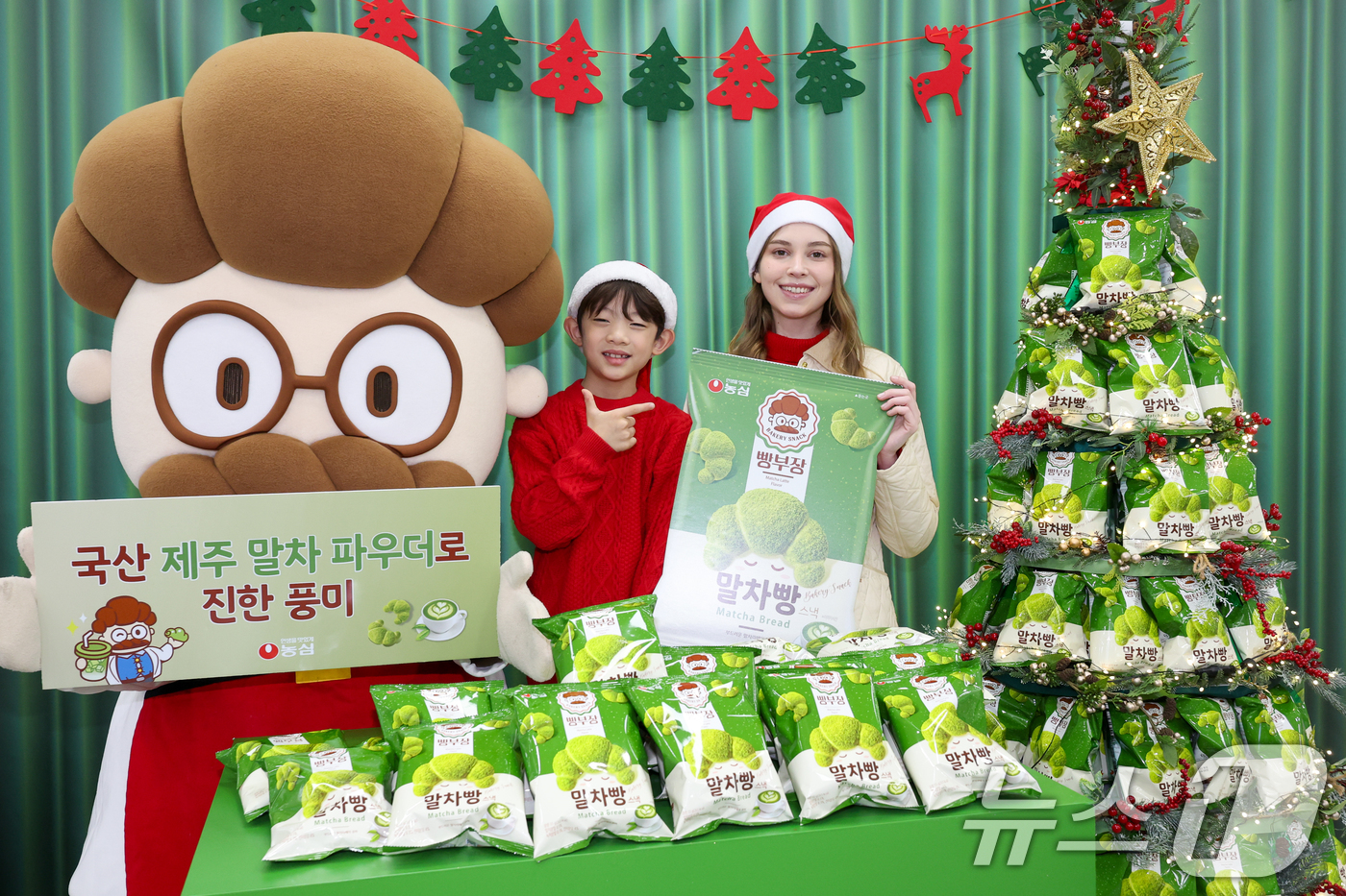 (서울=뉴스1) 안은나 기자 = 18일 중구 롯데마트 제타플렉스 서울역점에서 모델들이 농심 베이커리 스낵 빵부장 시리즈 '빵부장 말차빵' 출시를 알리고 있다.최근 말차 관련 제품이 …