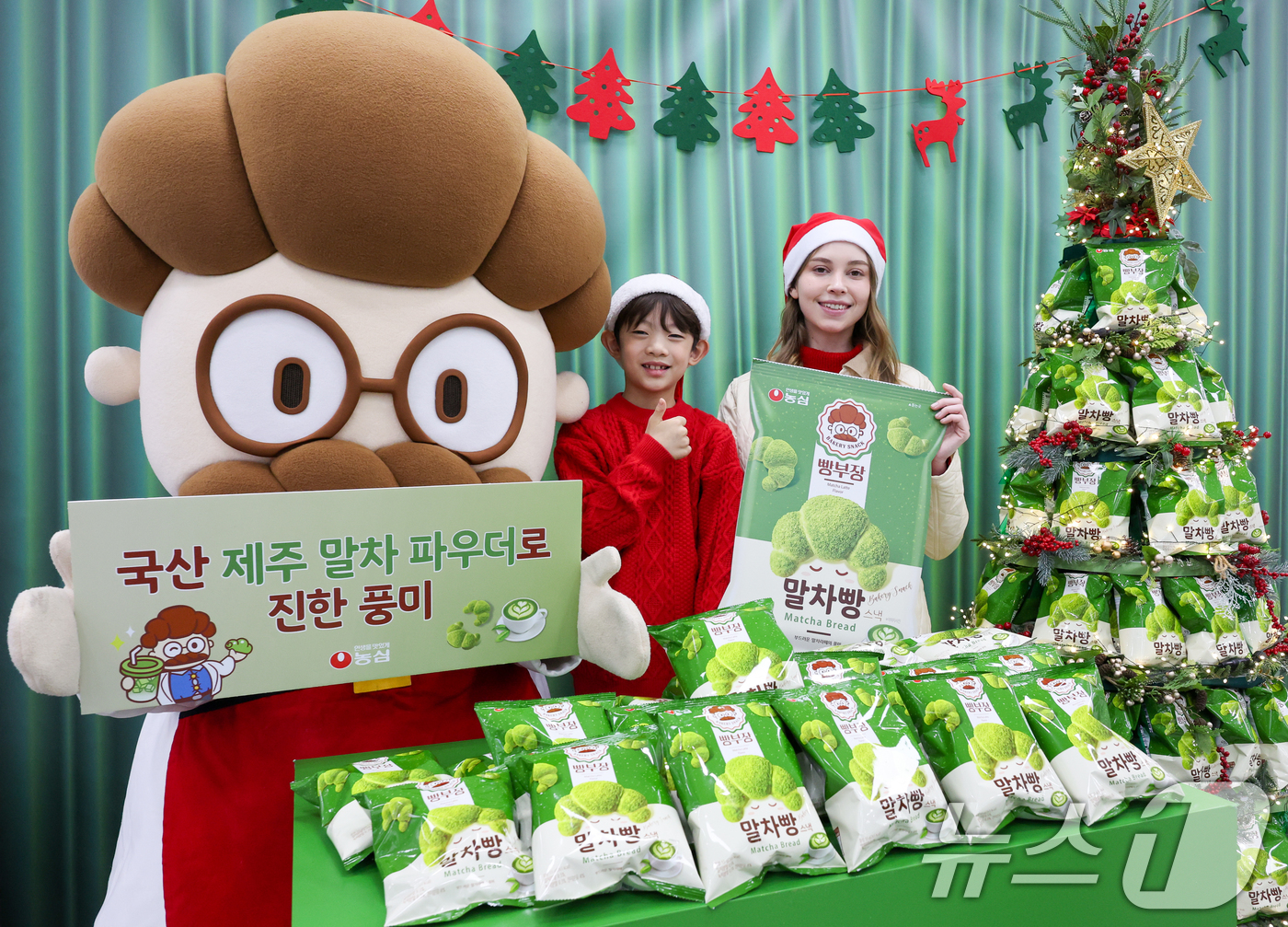 (서울=뉴스1) 안은나 기자 = 18일 중구 롯데마트 제타플렉스 서울역점에서 모델들이 농심 베이커리 스낵 빵부장 시리즈 '빵부장 말차빵' 출시를 알리고 있다.최근 말차 관련 제품이 …