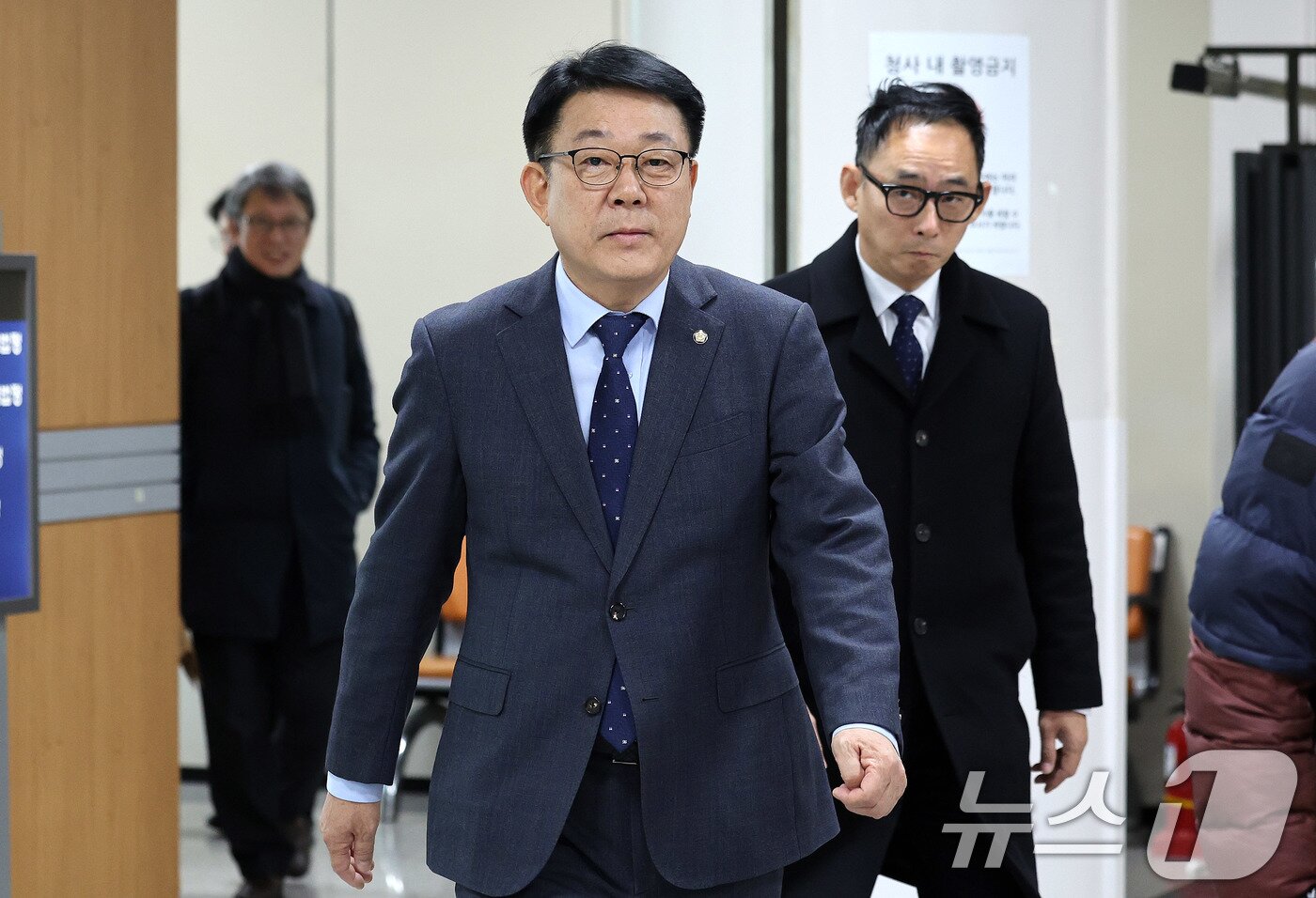 본문 이미지 - 허종식 더불어민주당 의원이 18일 서울 서초구 서울고법에서 열린 정당법 위반 2심 선고에서 무죄를 선고 받은 뒤 법정을 나서고 있다. 지난 2021년 일명 '더불어민주당 전당대회 돈봉투 수수 의혹'으로 재판에 넘겨진 전·현직 국회의원들이 항소심에서 무죄를 선고받았다. 2025.12.18/뉴스1 ⓒ News1 박지혜 기자