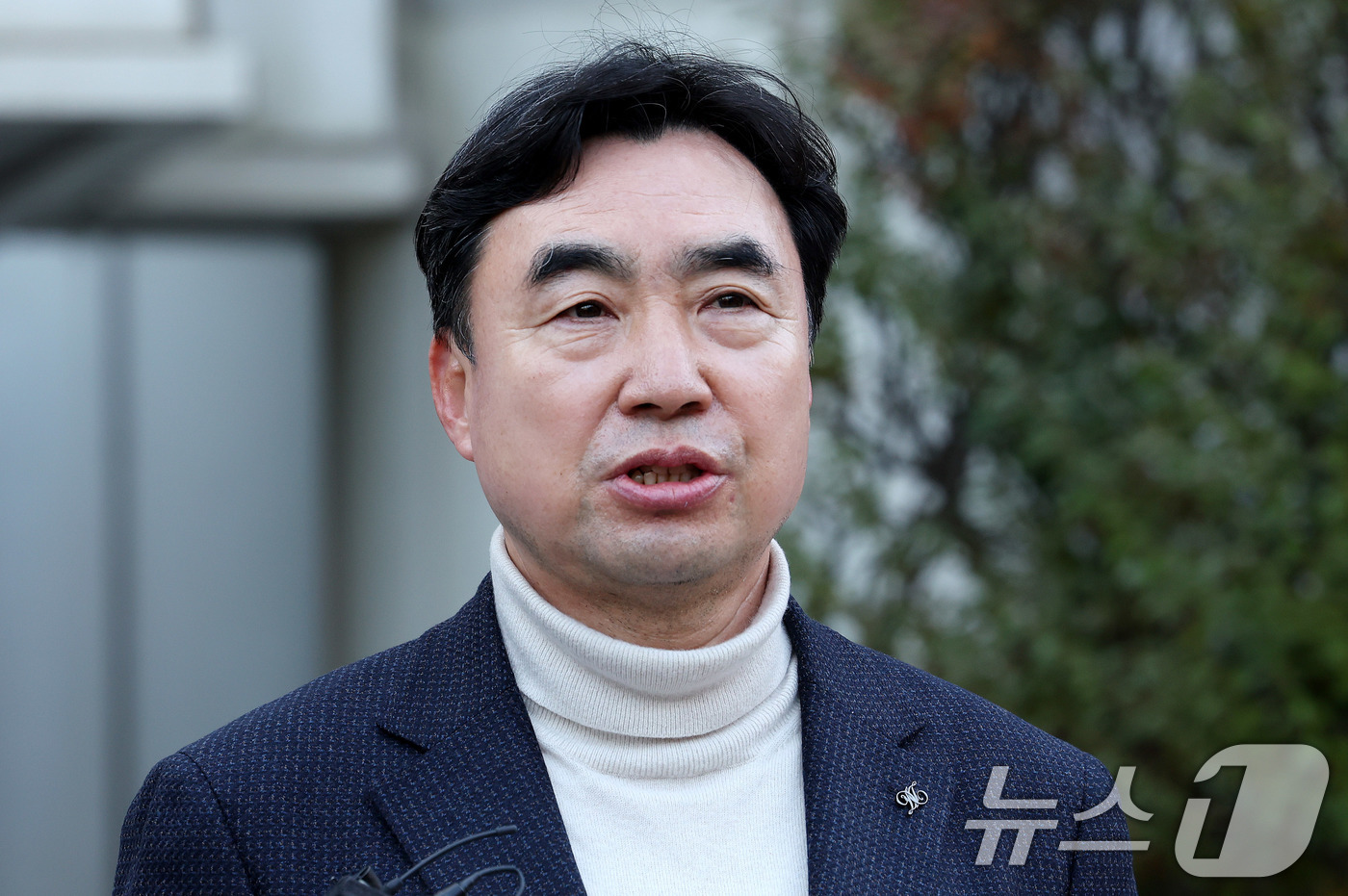 (서울=뉴스1) 박지혜 기자 = 윤관석 전 의원이 18일 서울 서초구 서울고법에서 열린 정당법 위반 2심 선고에서 무죄를 선고 받은 뒤 취재진 질문에 답하고 있다.지난 2021년 …