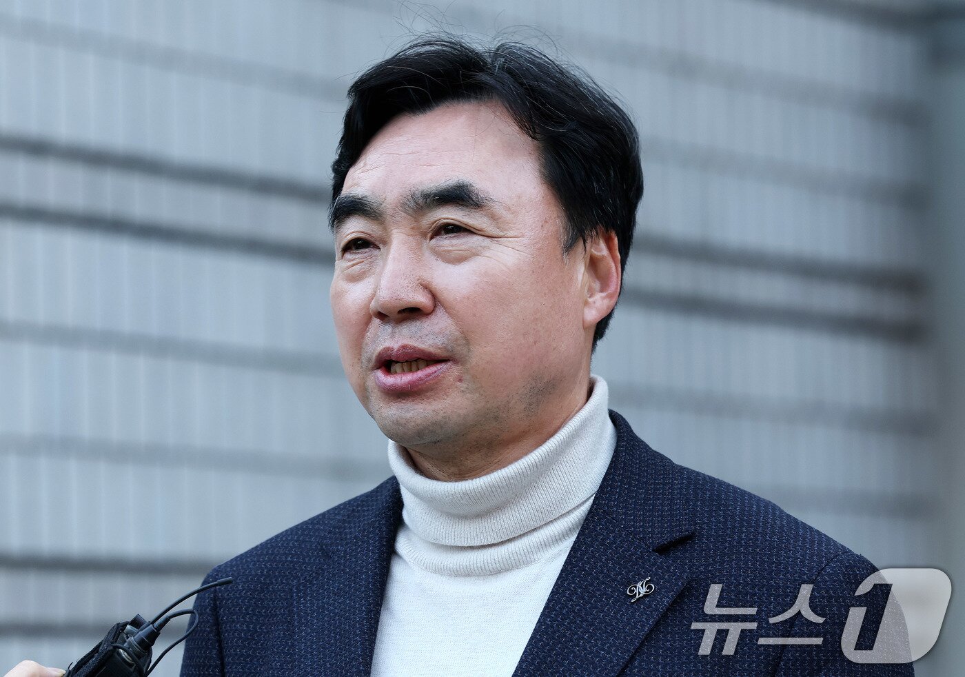 본문 이미지 - 윤관석 전 의원이 18일 서울 서초구 서울고법에서 열린 정당법 위반 2심 선고에서 무죄를 선고 받은 뒤 취재진 질문에 답하고 있다.  2025.12.18/뉴스1 ⓒ News1 박지혜 기자