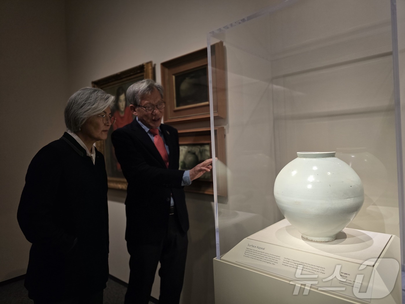 (워싱턴=뉴스1) 류정민 특파원 = 17일(현지시간) 미국 워싱턴DC의 스미스소니언 국립아시아예술박물관에서 강경화 주미한국대사와 유홍준 국립중앙박물관장이 '한국의 보물-이건희 컬렉 …