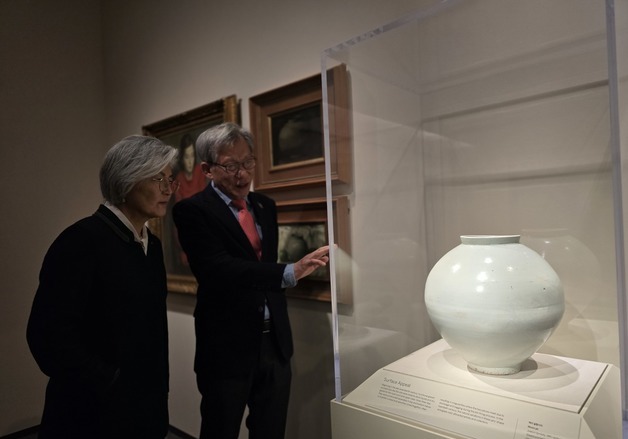 '이건희 컬렉션' 찾은 강경화 주미대사와 유홍준 국립중앙박물관장