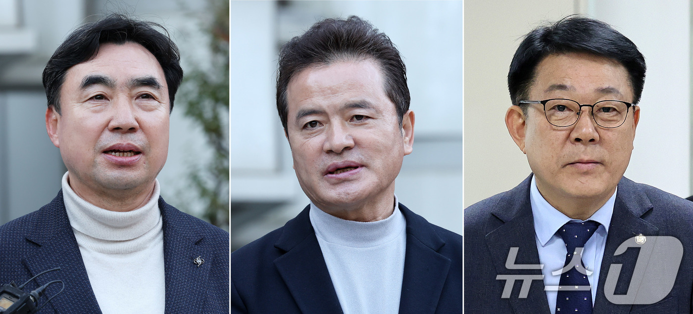 (서울=뉴스1) 박지혜 기자 = 더불어민주당 전당대회에서 돈 봉투를 수수한 혐의로 기소된 윤관석(왼쪽부터)·임종성 전 의원, 허종식 의원이 18일 서울 서초구 서울고법에서 열린 정 …