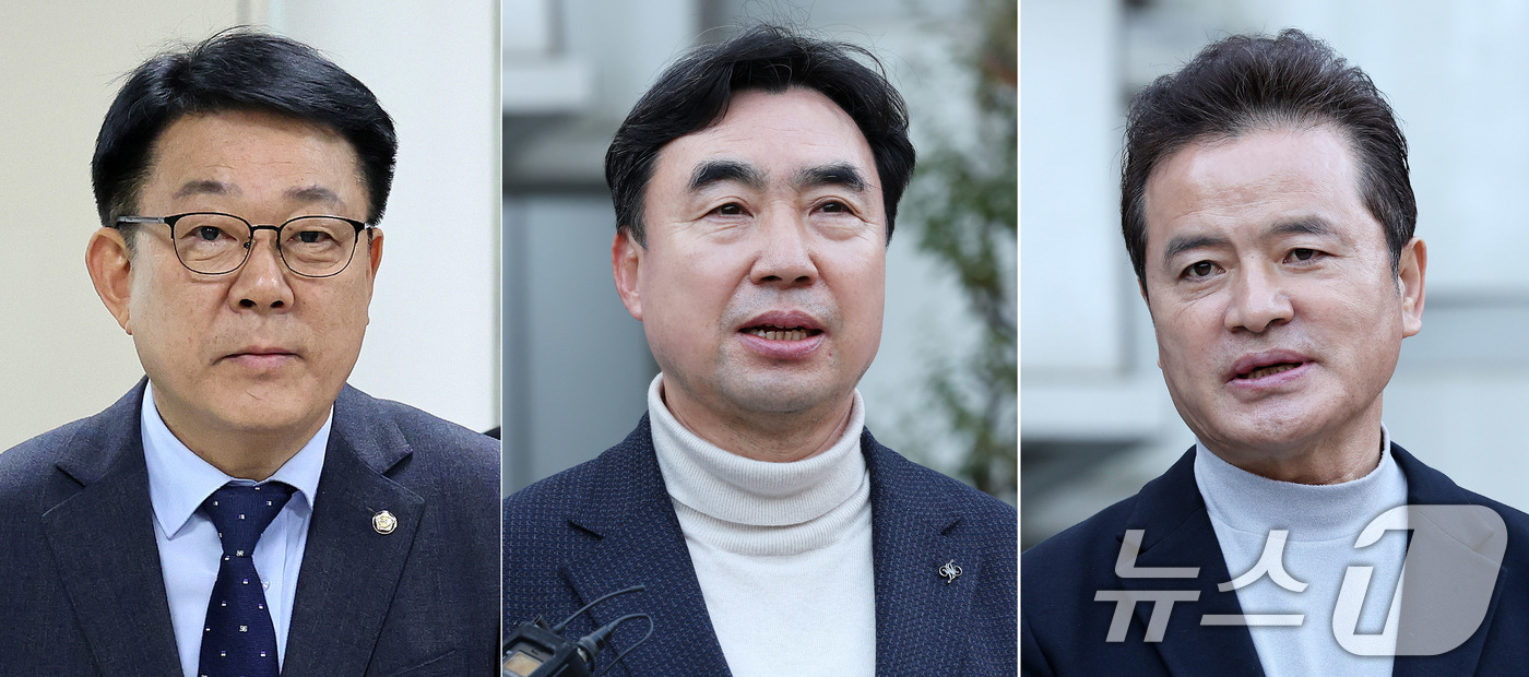 (서울=뉴스1) 박지혜 기자 = 더불어민주당 전당대회에서 돈 봉투를 수수한 혐의로 기소된 허종식 의원(왼쪽부터), 윤관석·임종성 전 의원이  18일 서울 서초구 서울고법에서 열린 …