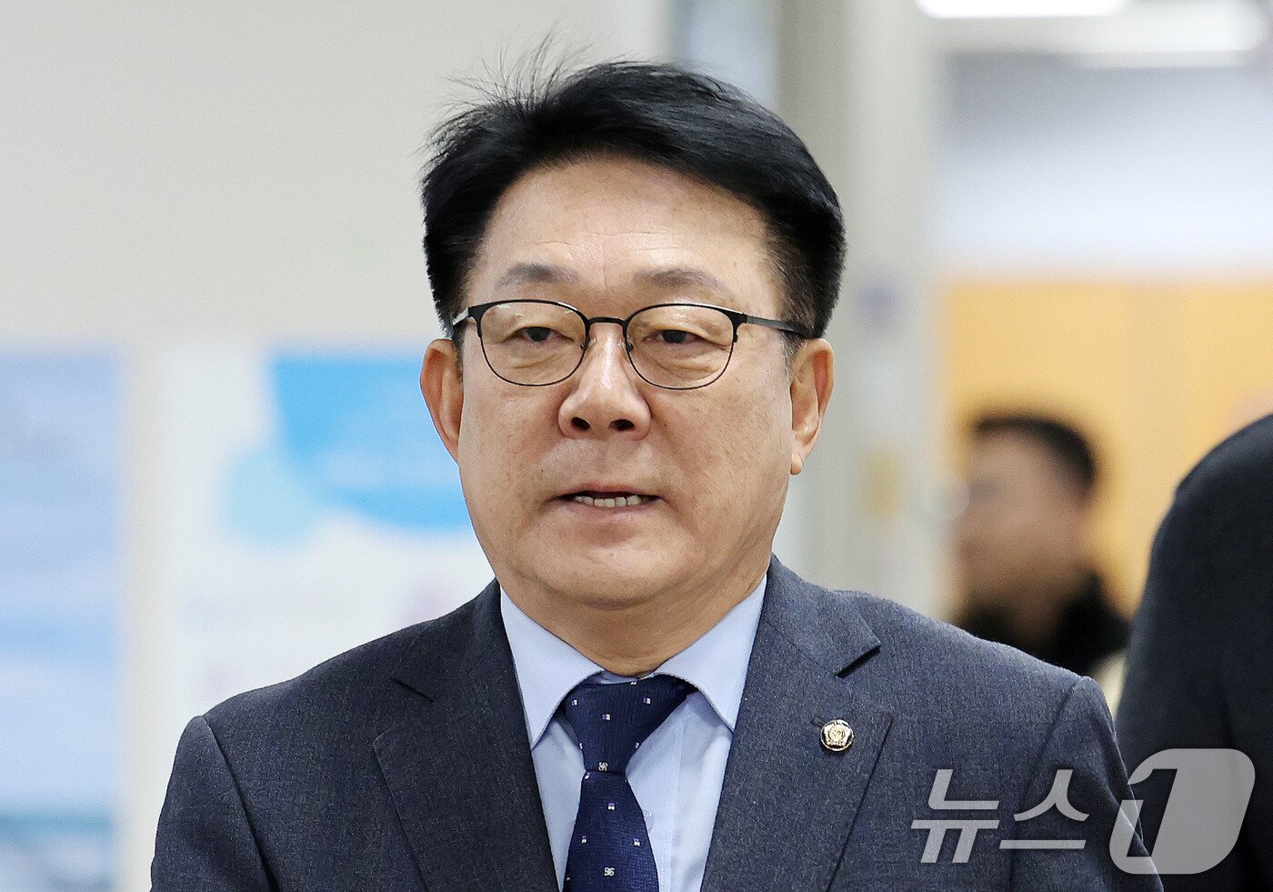 본문 이미지 - 허종식 더불어민주당 의원이 18일 서울 서초구 서울고법에서 열린 정당법 위반 2심 선고에 출석하고 있다.  2025.12.18/뉴스1 ⓒ News1 박지혜 기자