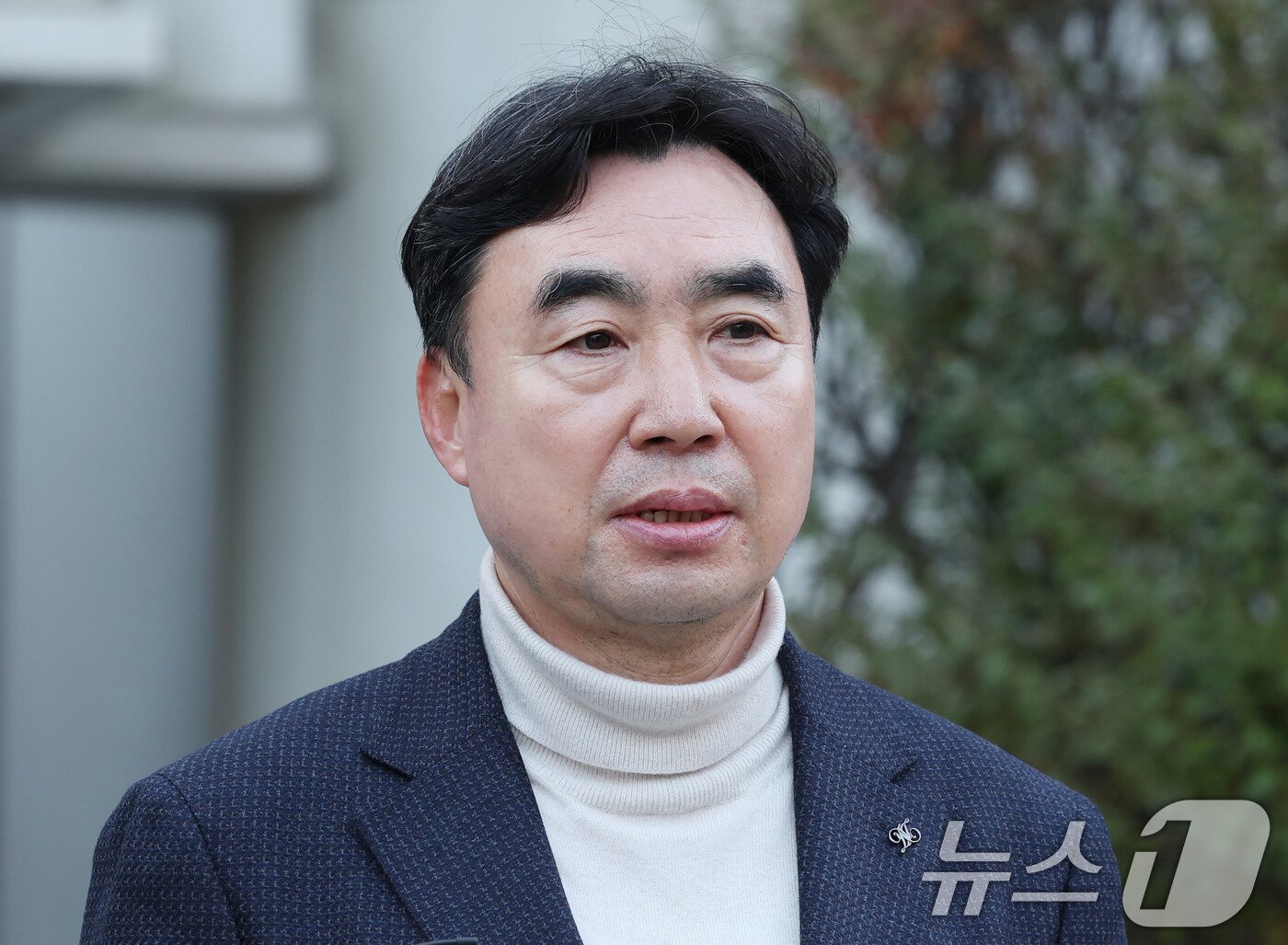 본문 이미지 - 윤관석 전 의원이 18일 서울 서초구 서울고법에서 열린 정당법 위반 2심 선고에서 무죄를 선고 받은 뒤 법정을 나서고 있다.  2025.12.18/뉴스1 ⓒ News1 박지혜 기자