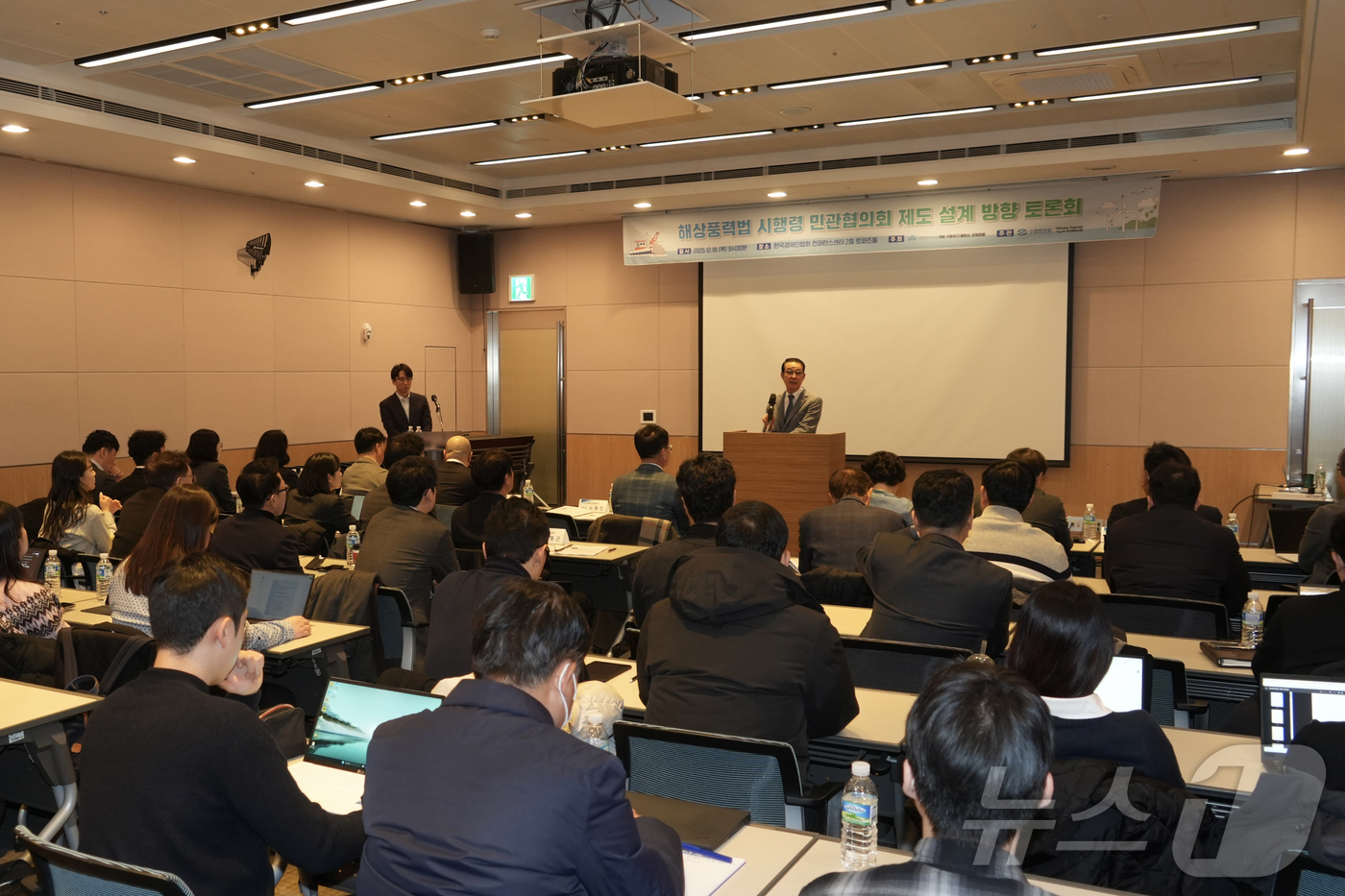 (서울=뉴스1) = 18일 노동진 수협중앙회장이 서울 전경련회관에서 열린 '해상풍력법 시행령 민관협의회 제도설계 방향 토론회'에서 축사를 하고 있다. (수협 제공. 재판매 및 DB …