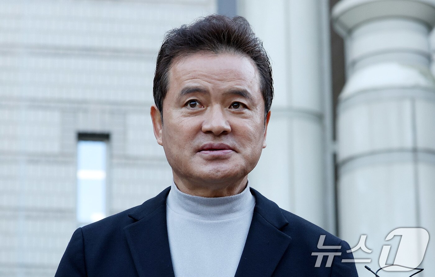 본문 이미지 - 임종성 전 의원이 18일 서울 서초구 서울고법에서 열린 정당법 위반 2심 선고에서 무죄를 선고 받은 뒤 법정을 나서고 있다.  2025.12.18/뉴스1 ⓒ News1 박지혜 기자