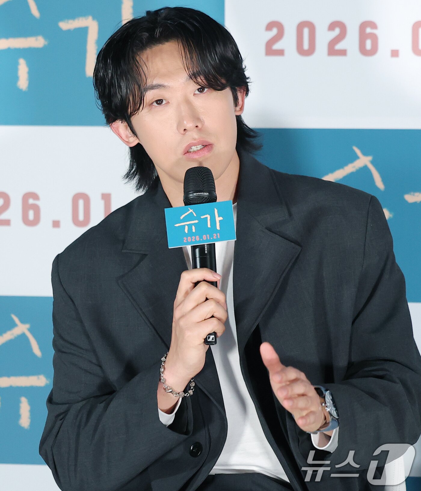 본문 이미지 - 배우 민진웅이 18일 오전 서울 용산GCV 아이파크몰점에서 열린 영화 ‘슈가'(감독 최신춘) 제작보고회에서 취재진 질문에 답하고 있다. '슈가'는 모성애를 넘어선 사회적 편견의 극복, 가족의 연대와 사랑을 유쾌하고 따뜻한 시선으로 그린 웰메이드 휴먼 드라마다. 2025.12.18/뉴스1 ⓒ News1 권현진 기자