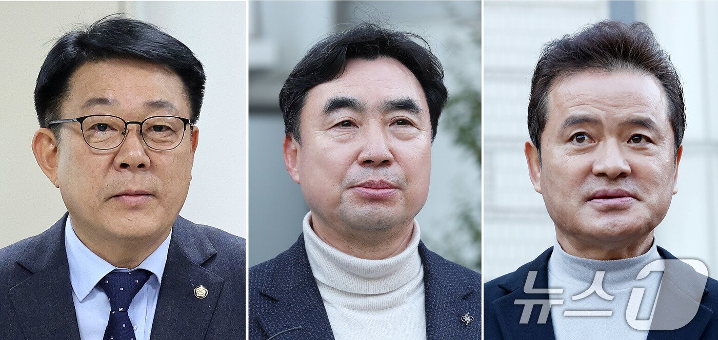 본문 이미지 - 더불어민주당 전당대회에서 돈 봉투를 수수한 혐의로 기소된 허종식 의원(왼쪽부터), 윤관석·임종성 전 의원이 18일 서울 서초구 서울고법에서 열린 정당법 위반 2심 선고에서 무죄를 선고 받은 뒤 법정을 나서고 있다. 지난 2021년 일명 '더불어민주당 전당대회 돈봉투 수수 의혹'으로 재판에 넘겨진 전·현직 국회의원들이 항소심에서 무죄를 선고받았다. 2025.12.18/뉴스1 ⓒ News1 박지혜 기자