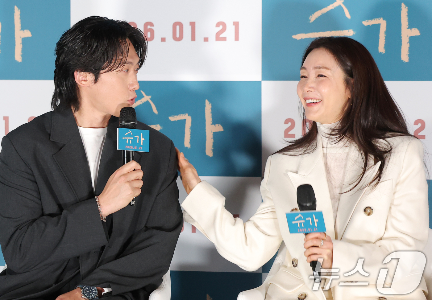 (서울=뉴스1) 권현진 기자 = 배우 민진웅과 최지우(오른쪽)가 18일 오전 서울 용산GCV 아이파크몰점에서 열린 영화 ‘슈가'(감독 최신춘) 제작보고회에서 부부 호흡에 대해 이야 …