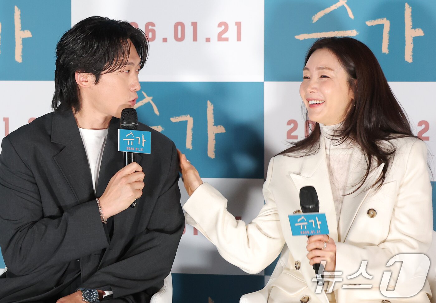 본문 이미지 - 배우 민진웅과 최지우(오른쪽)가 18일 오전 서울 용산GCV 아이파크몰점에서 열린 영화 ‘슈가'(감독 최신춘) 제작보고회에서 부부 호흡에 대해 이야기 하고 있다. '슈가'는 모성애를 넘어선 사회적 편견의 극복, 가족의 연대와 사랑을 유쾌하고 따뜻한 시선으로 그린 웰메이드 휴먼 드라마다. 2025.12.18/뉴스1 ⓒ News1 권현진 기자