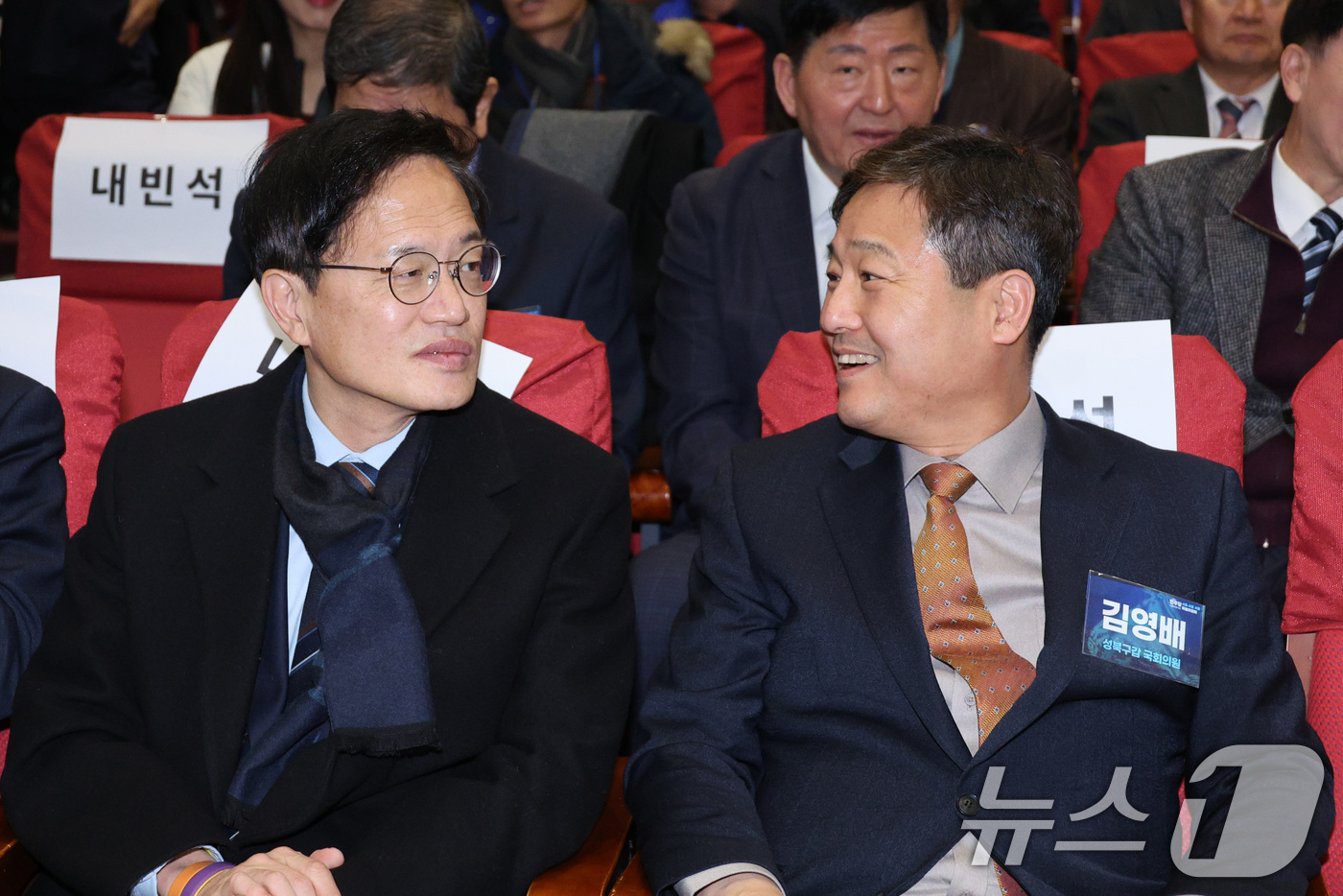 (서울=뉴스1) 신웅수 기자 = 서울시장 출마를 선언한 박주민(왼쪽), 김영배 더불어민주당 의원이 18일 서울 여의도 국회 의원회관에서 열린 서울서울서울 특위 발대식에서 대화하고 …