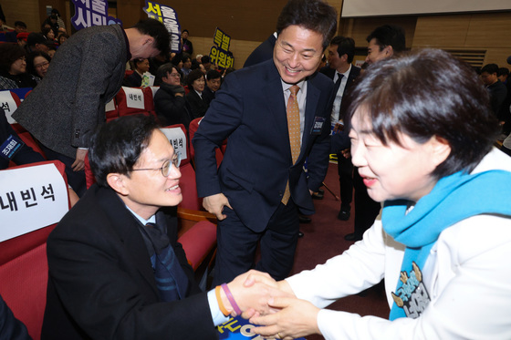 박주민·김영배와 인사하는 서영교