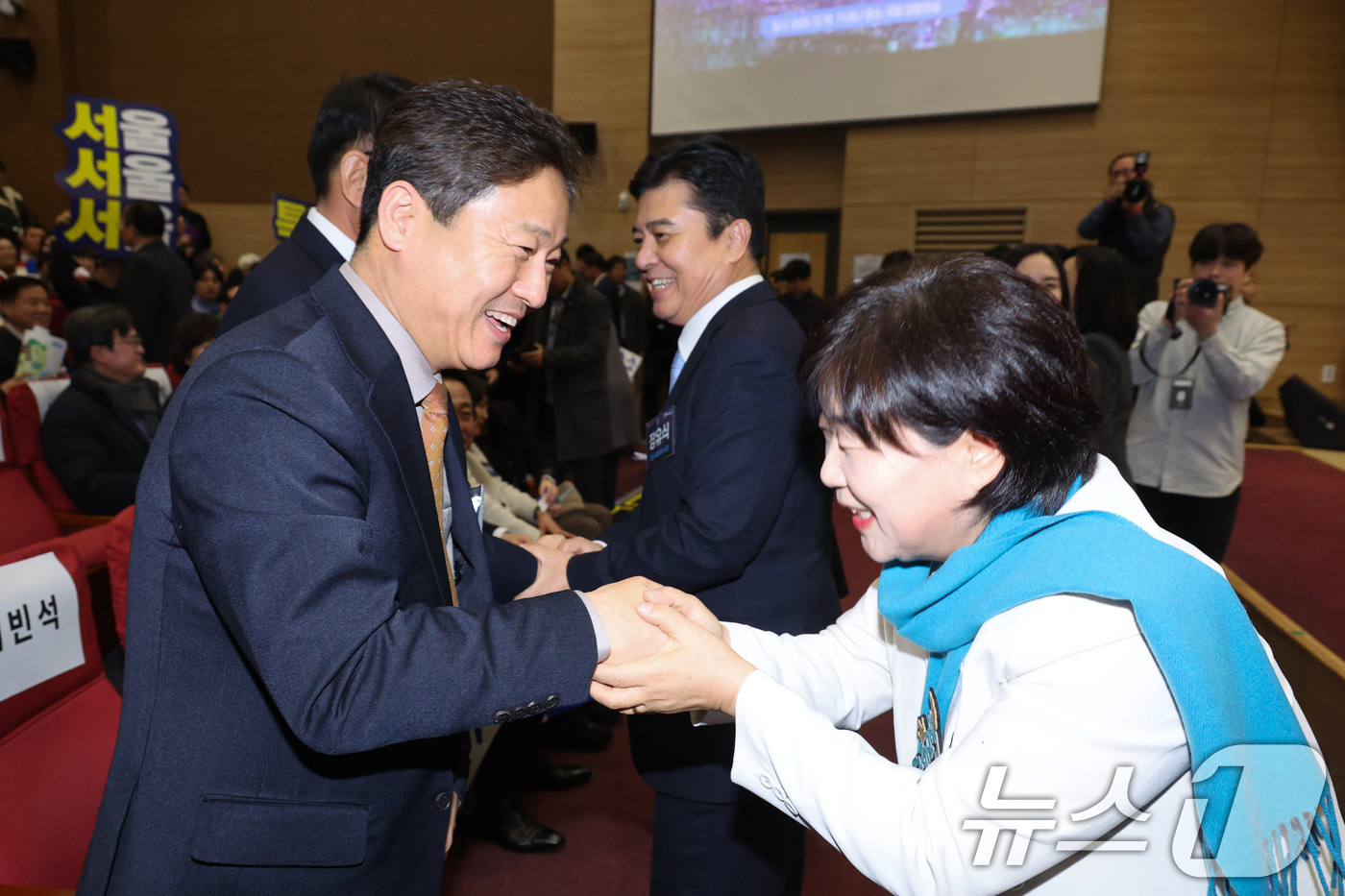 (서울=뉴스1) 신웅수 기자 = 서영교 더불어민주당 의원이 18일 서울 여의도 국회 의원회관에서 열린 서울서울서울 특위 발대식에서 김영배 의원과 인사하고 있다. 2025.12.18 …