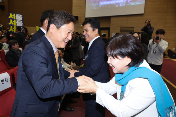 악수하는 서영교·김영배